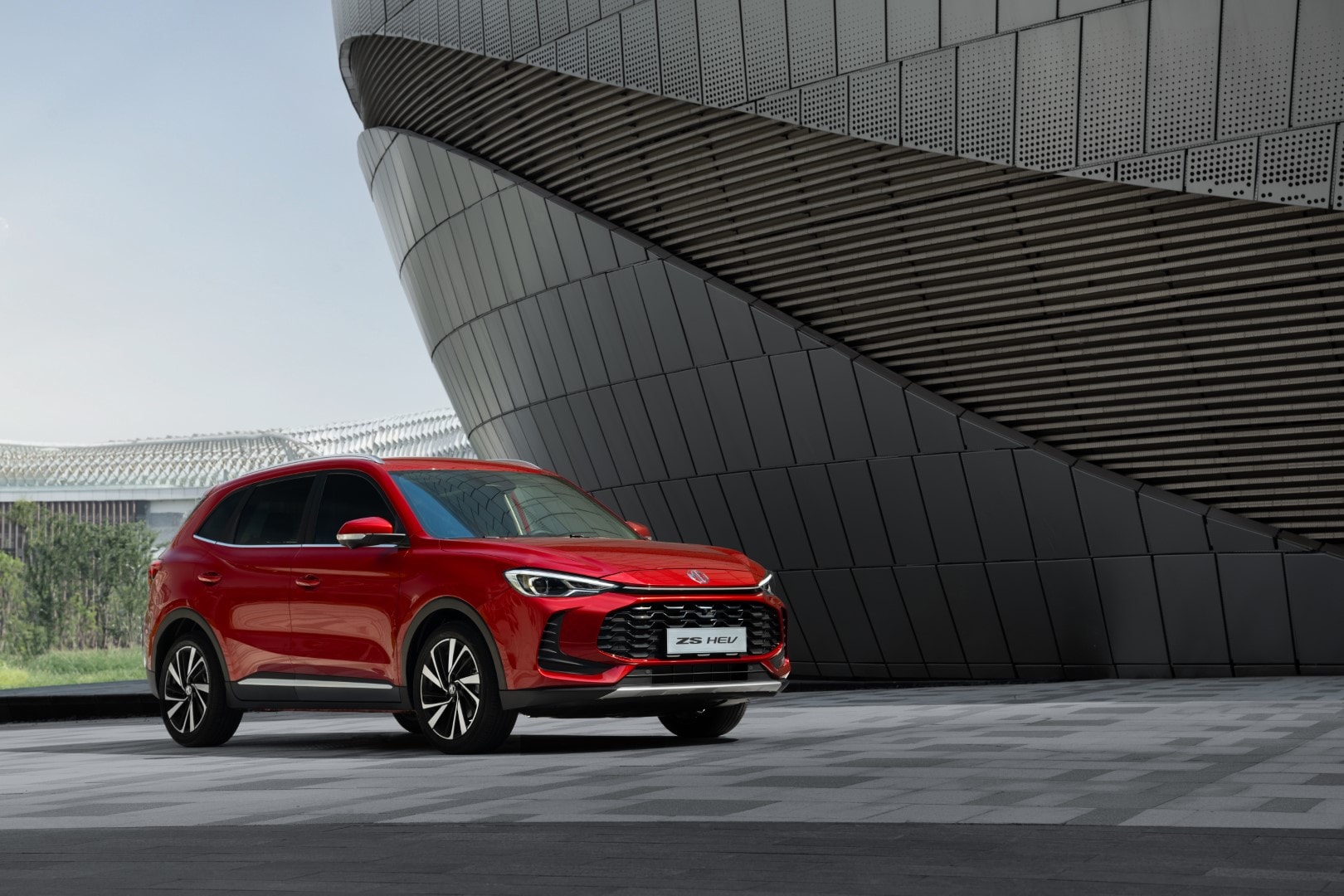 Vista lateral del MG ZS híbrido, resaltando su diseño moderno.