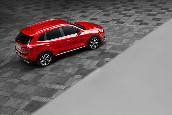Vista trasera del MG ZS híbrido, con diseño atractivo y moderno. Vista trasera del MG ZS híbrido, con diseño atractivo y moderno.
