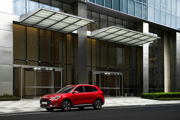 MG ZS híbrido en un entorno arquitectónico, resaltando su diseño. MG ZS híbrido en un entorno arquitectónico, resaltando su diseño.