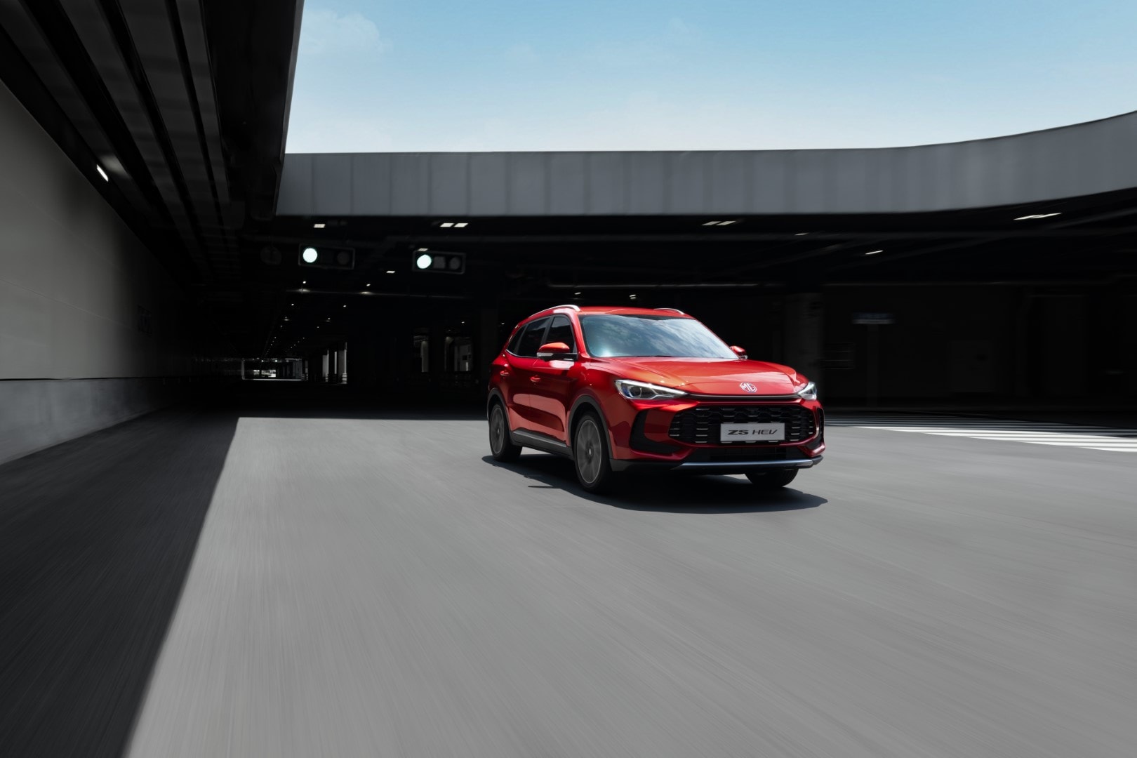 MG ZS híbrido en la entrada de un edificio, mostrando su elegancia.