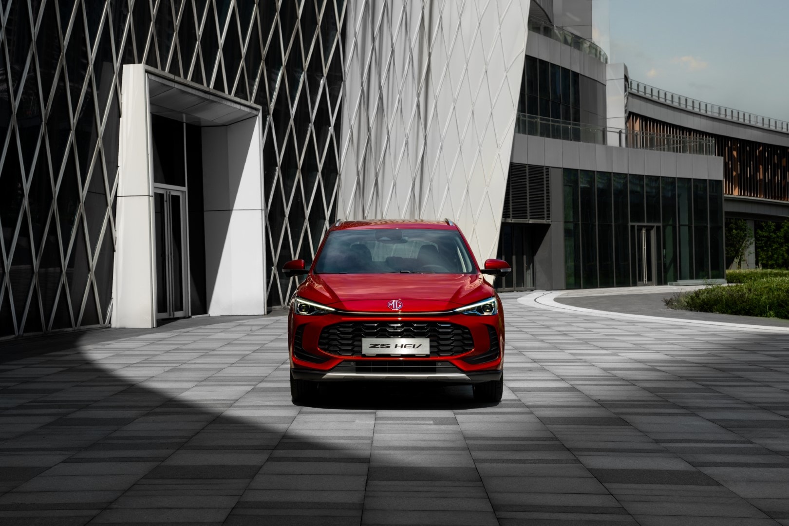 MG ZS híbrido circulando, resaltando su estilo deportivo.