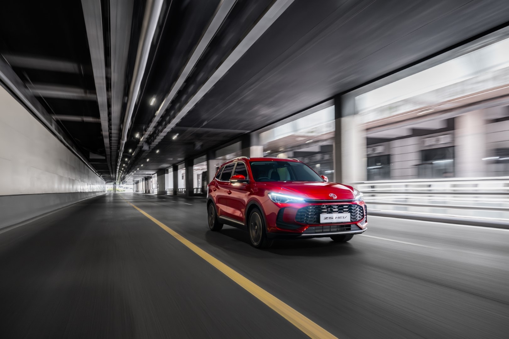 Frontal del MG ZS híbrido con un entorno moderno, mostrando su esencia.