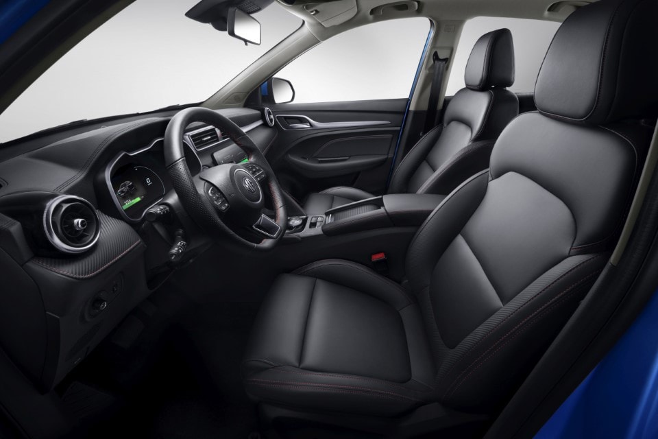 Vista del interior donde destacan los asientos cómodos y el diseño moderno.