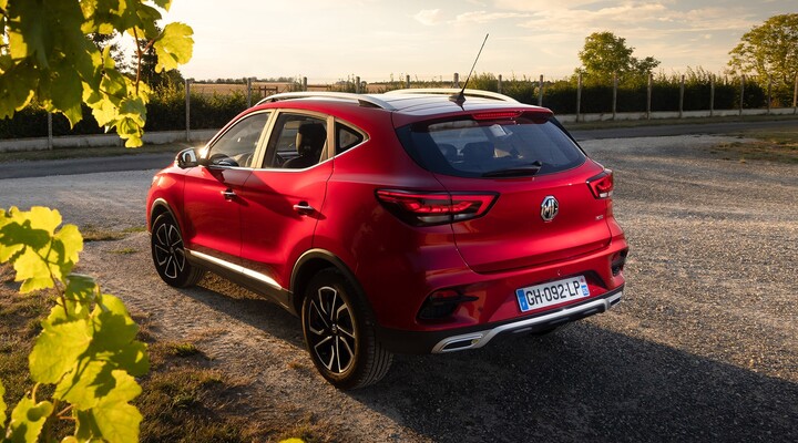 MG ZS rojo exhibiendo su diseño trasero y lateral con acabado deportivo. MG ZS rojo exhibiendo su diseño trasero y lateral con acabado deportivo.