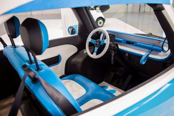 Cabina del Microlino con detalles en azul y diseño minimalista. Cabina del Microlino con detalles en azul y diseño minimalista.