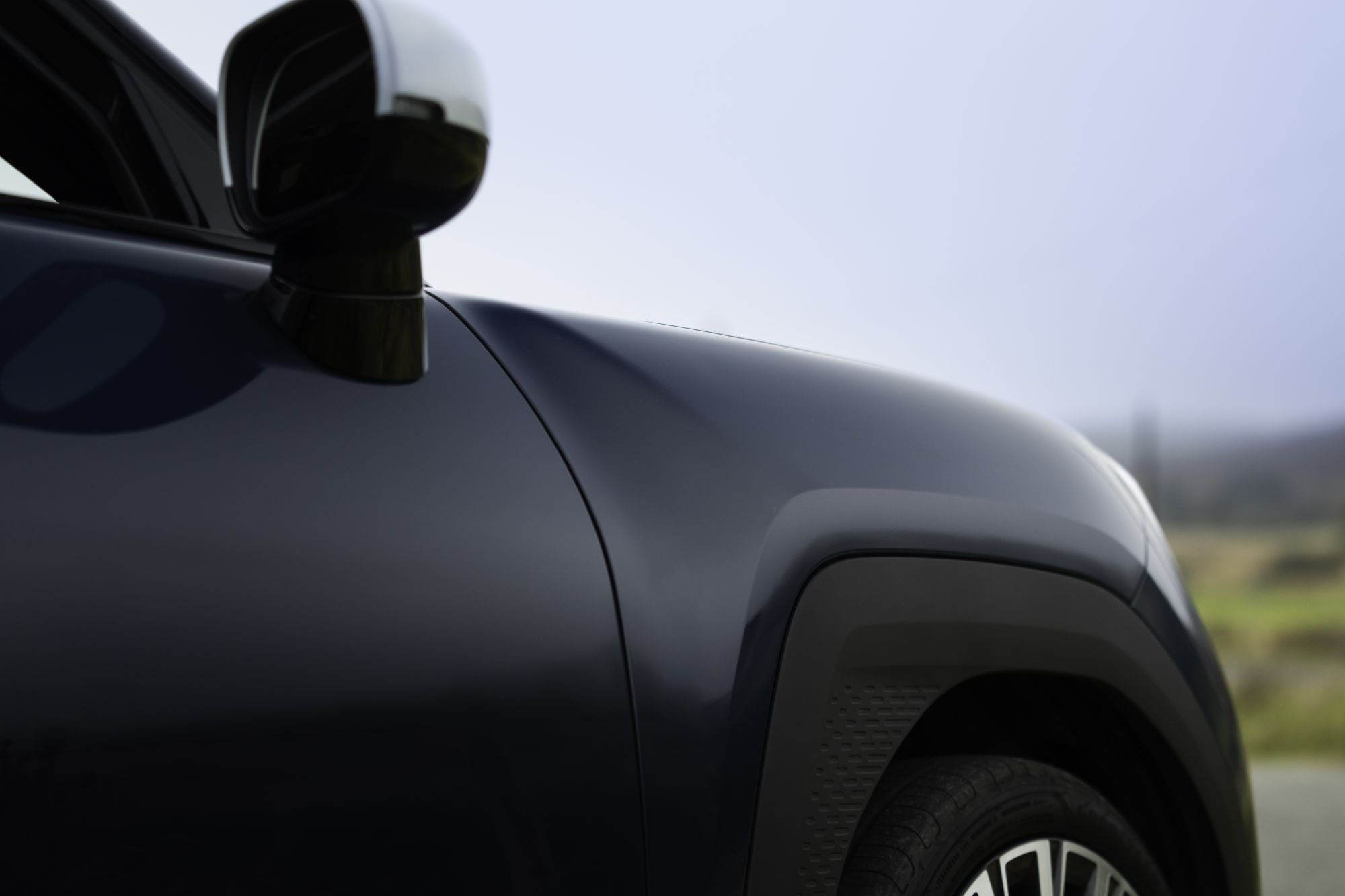 Perfil lateral del MINI Aceman, mostrando su elegancia y estilo único.