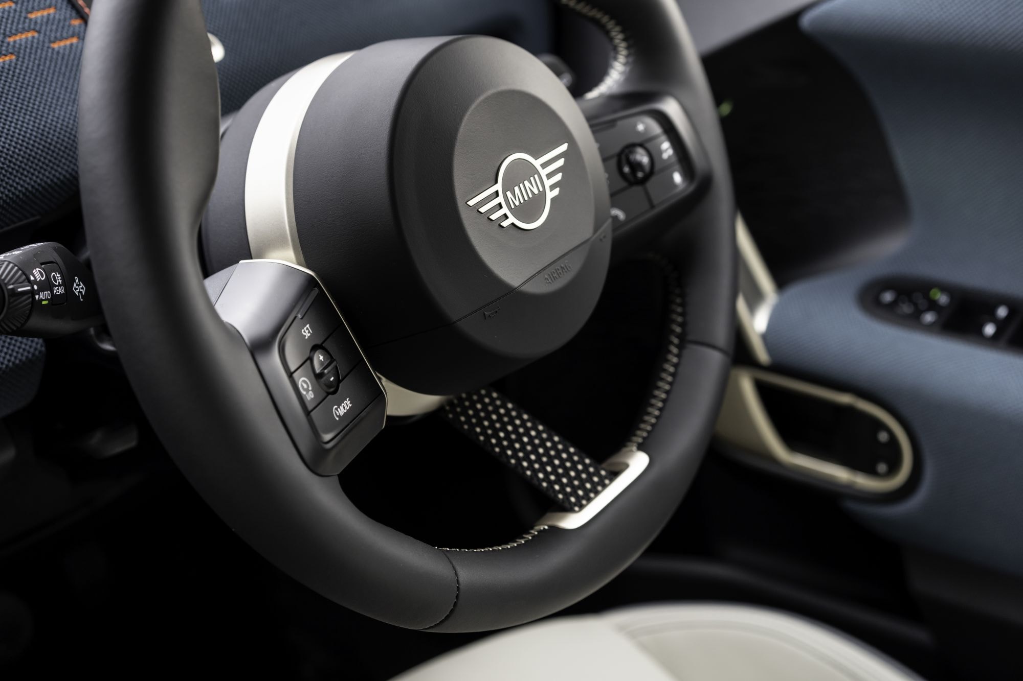 Interior iluminado del MINI Aceman con un diseño futurista y moderno.