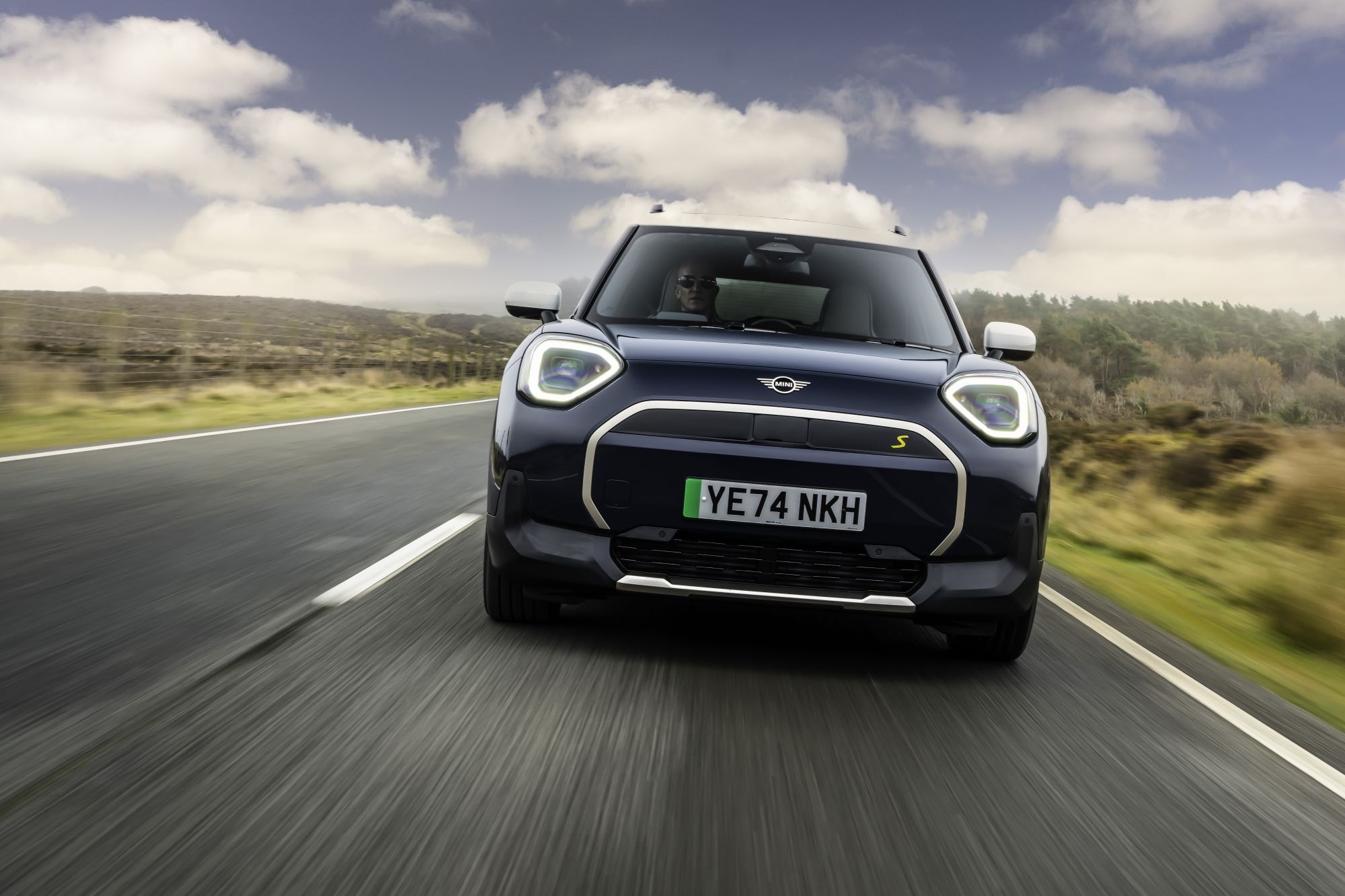 Asientos traseros del MINI Aceman, con un diseño acogedor y amplio.