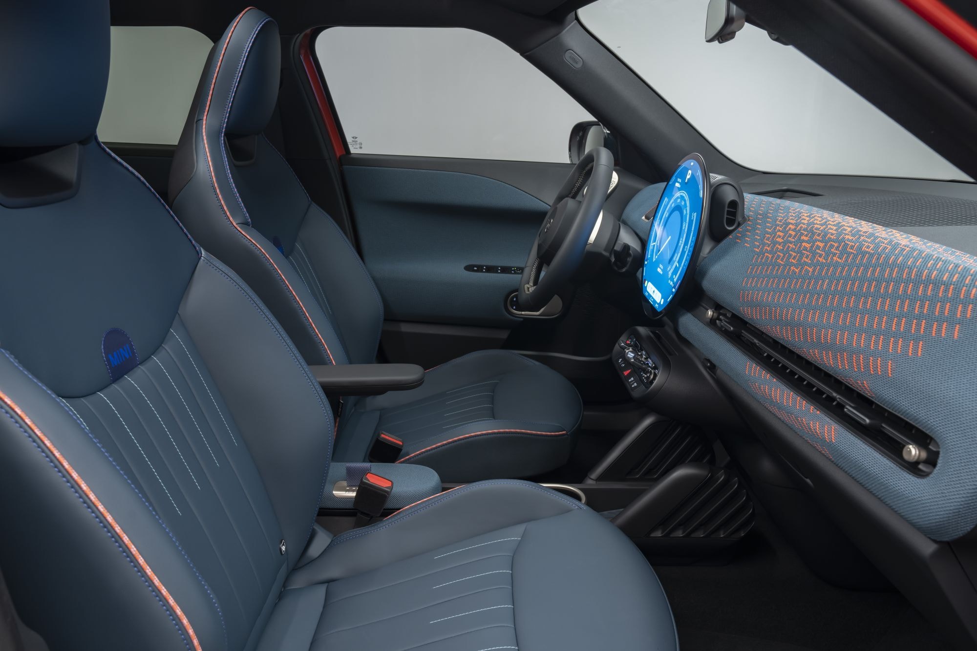 Detalles del lado del conductor del MINI Aceman, un enfoque en ergonomía y tecnología.