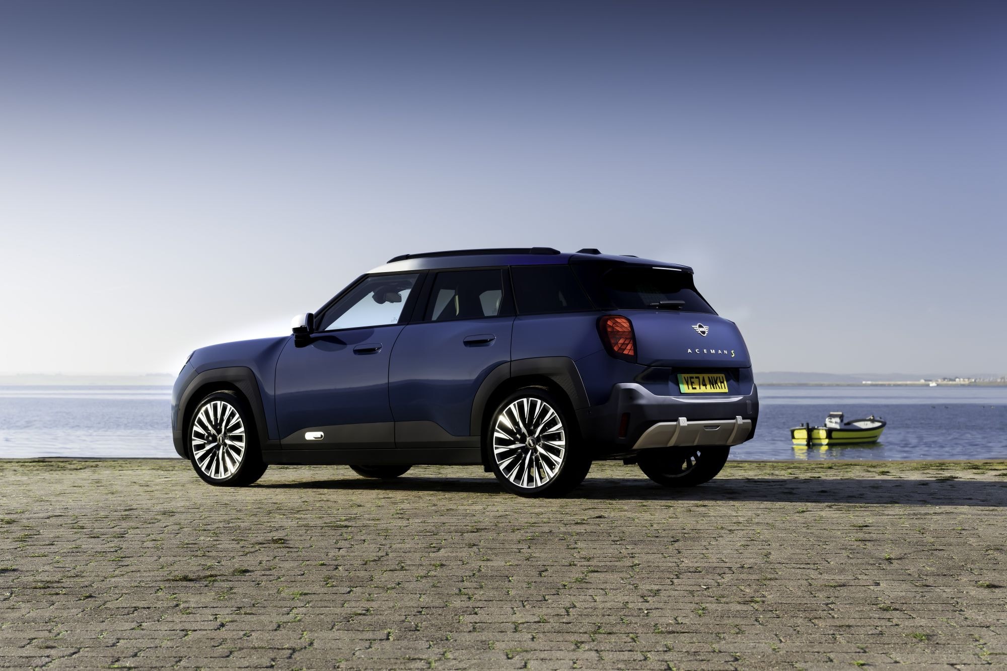 Costado del MINI Aceman junto al mar, destacando su diseño versátil.