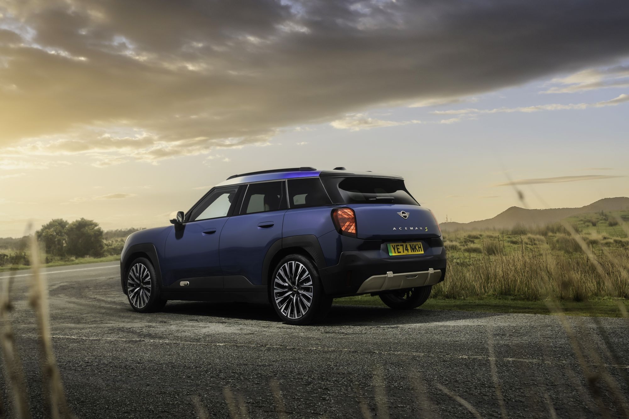 El MINI Aceman en un entorno natural, destacando su elegancia.