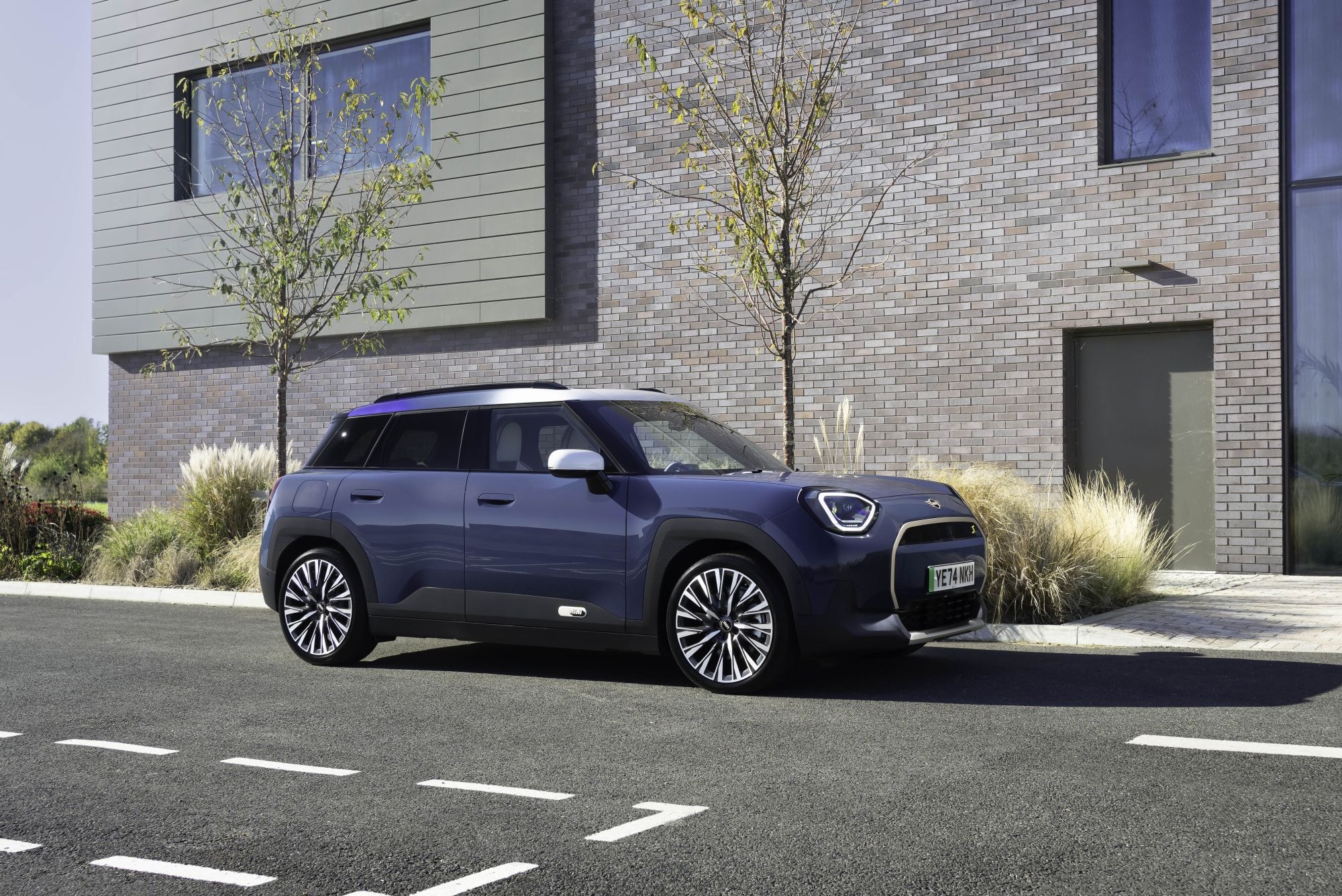 El MINI Aceman se presenta con una estética audaz y moderna.