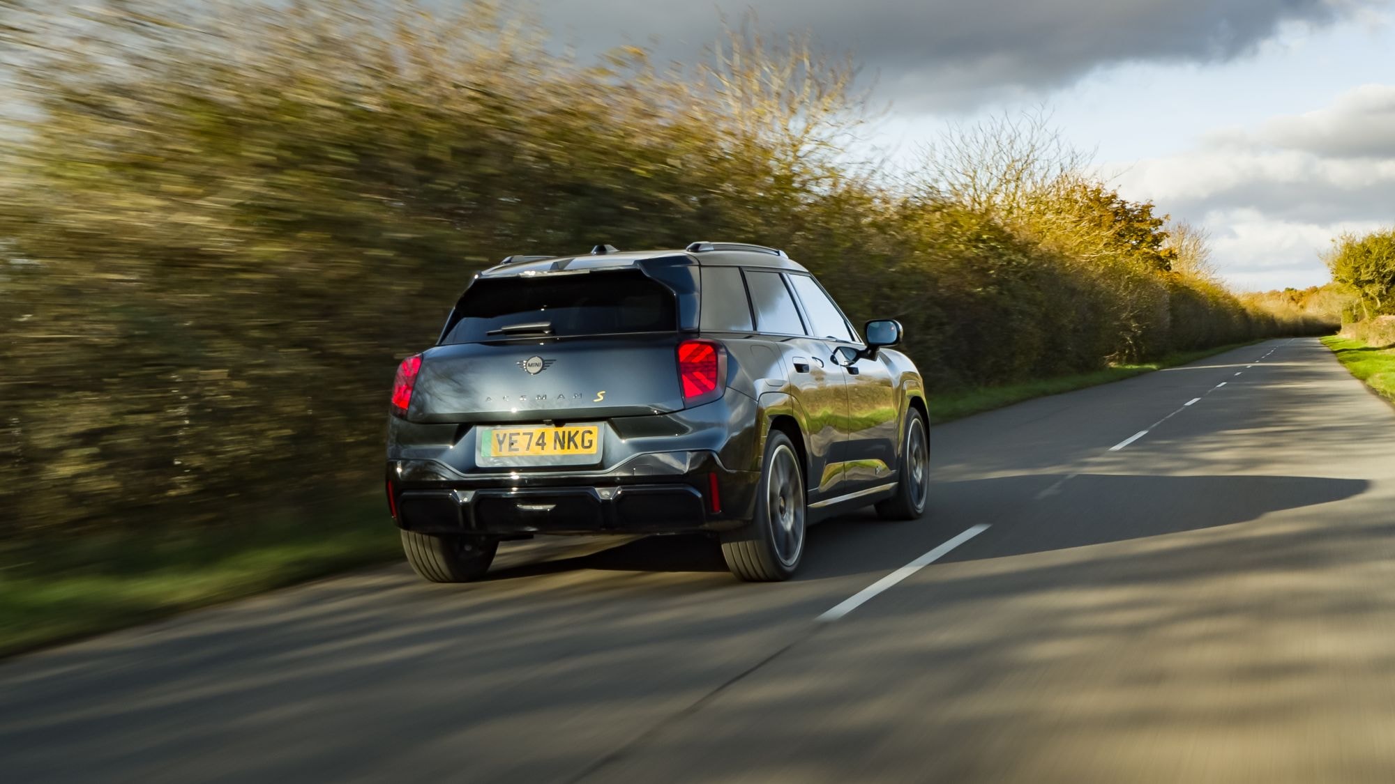 Primer plano del frontal del MINI Aceman, resalta su identidad única.