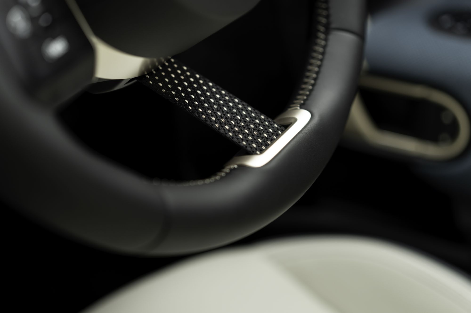 El MINI Aceman en movimiento, capturando su dinámica en la carretera.