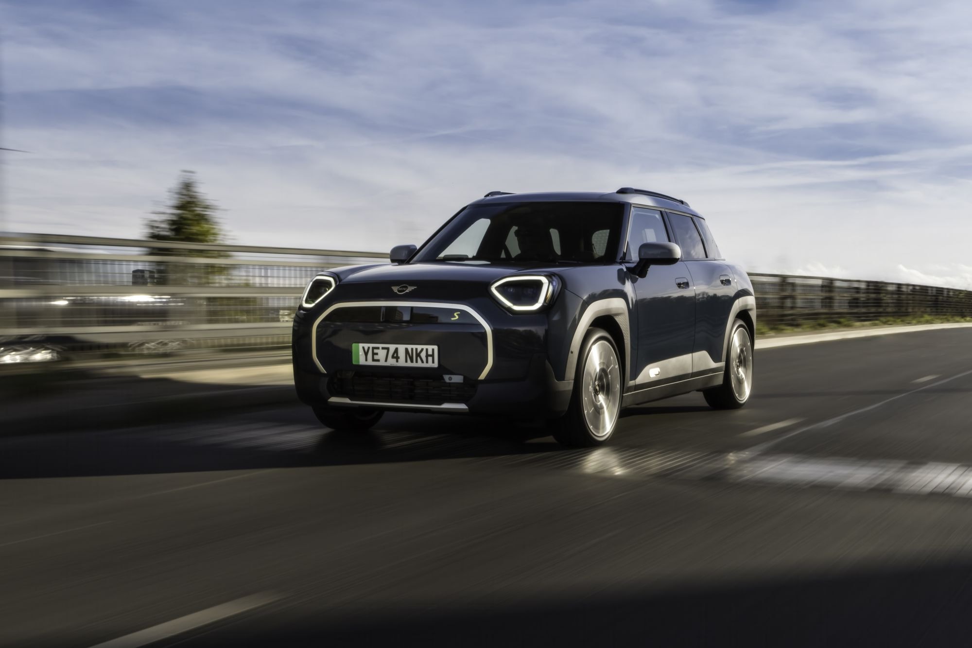 Vista lateral y delantera del MINI Aceman, mostrando su diseño moderno y aerodinámico.