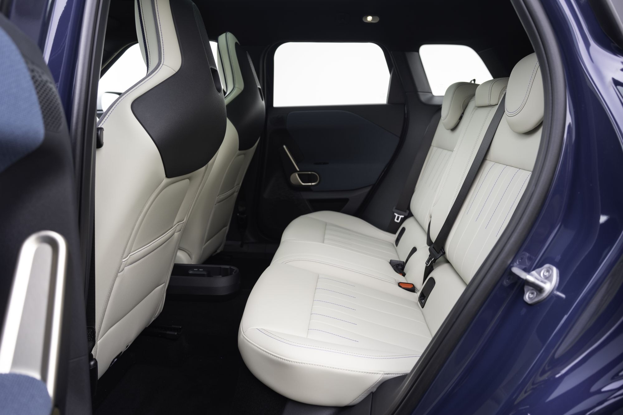 Un MINI Aceman en un entorno urbano, mostrando su diseño elegante.