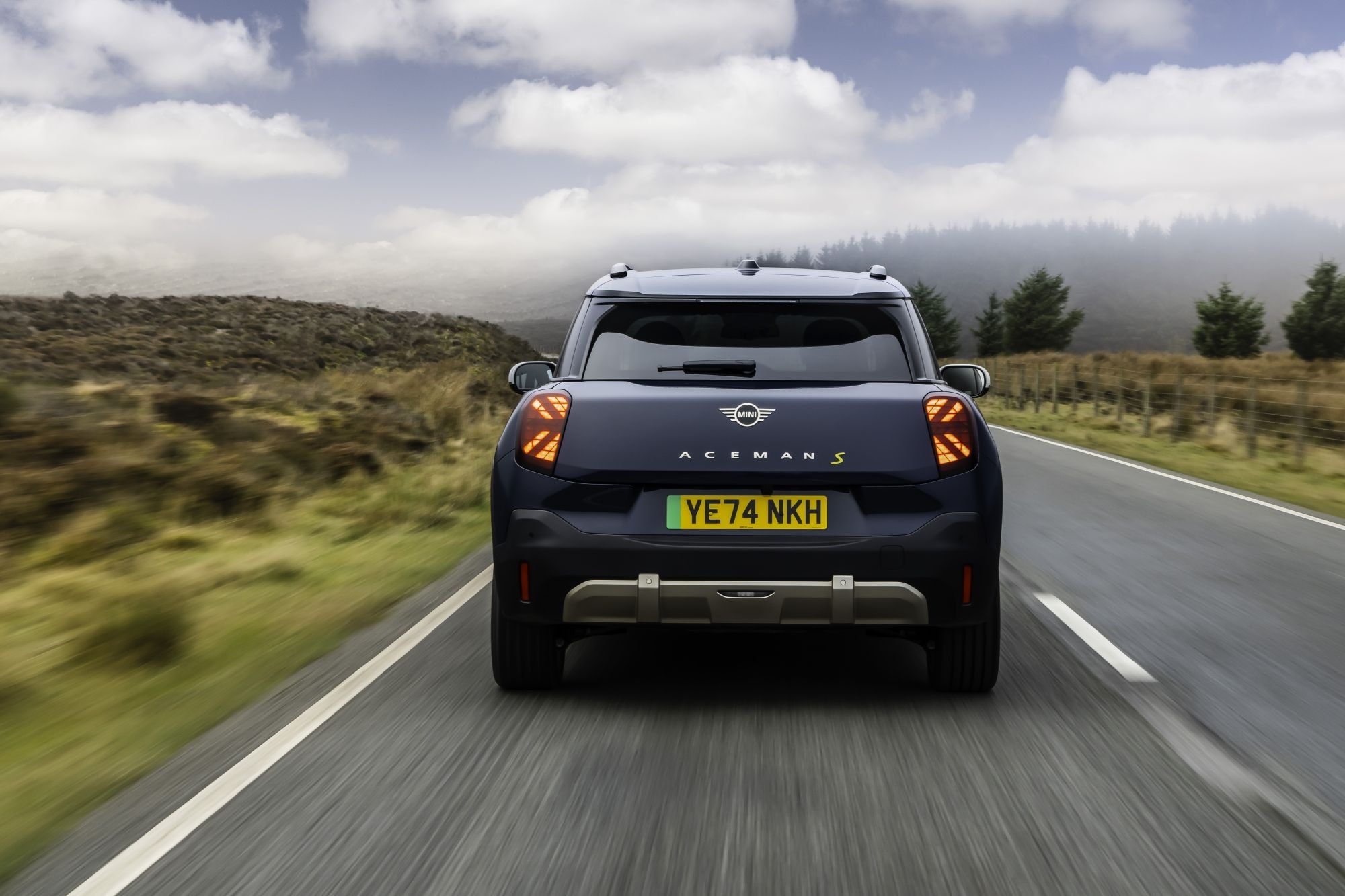 Primer plano del faro del MINI Aceman, una fusión de estilo y funcionalidad.