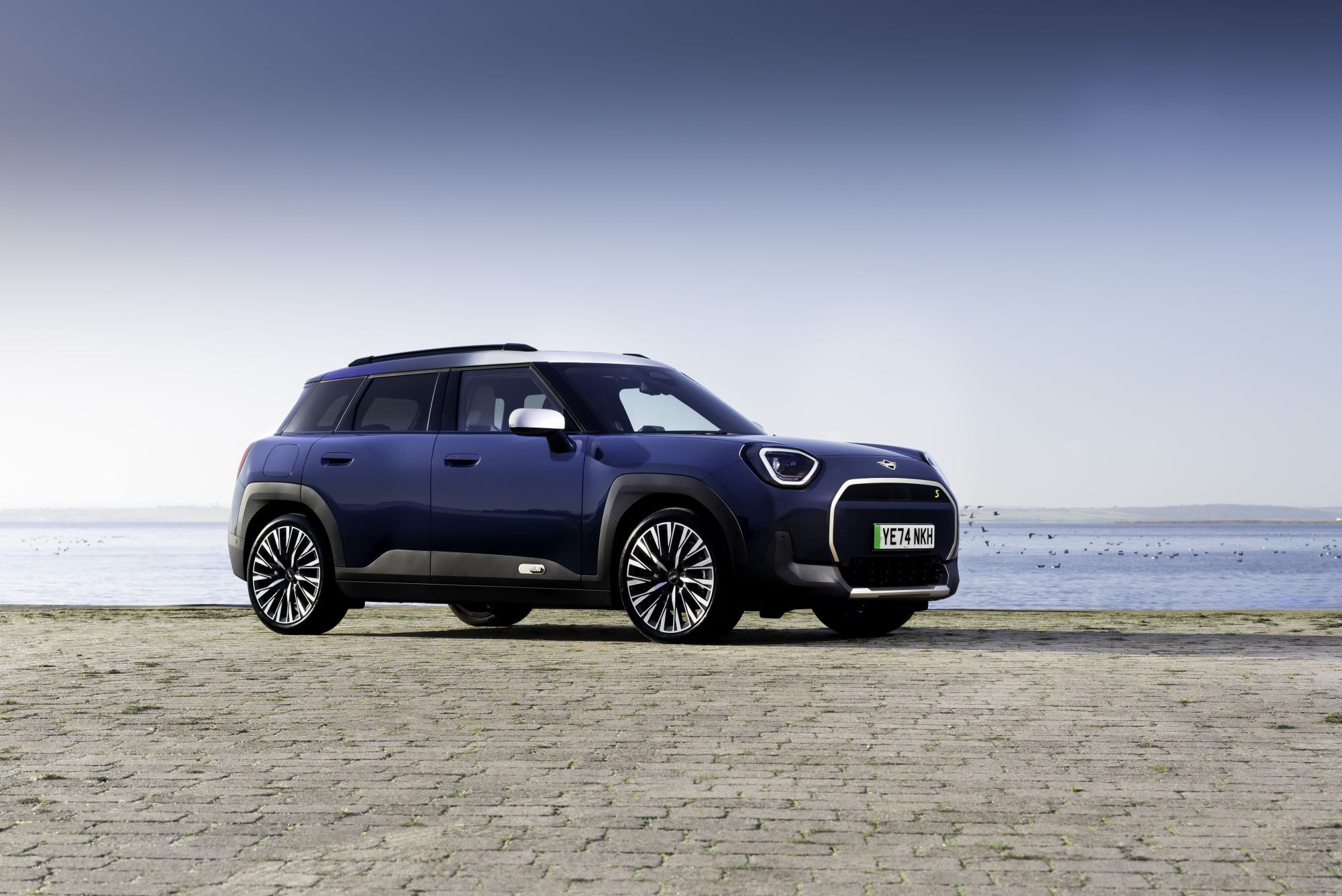 Vista frontal dinámica del MINI Aceman, resaltando su distintivo look.