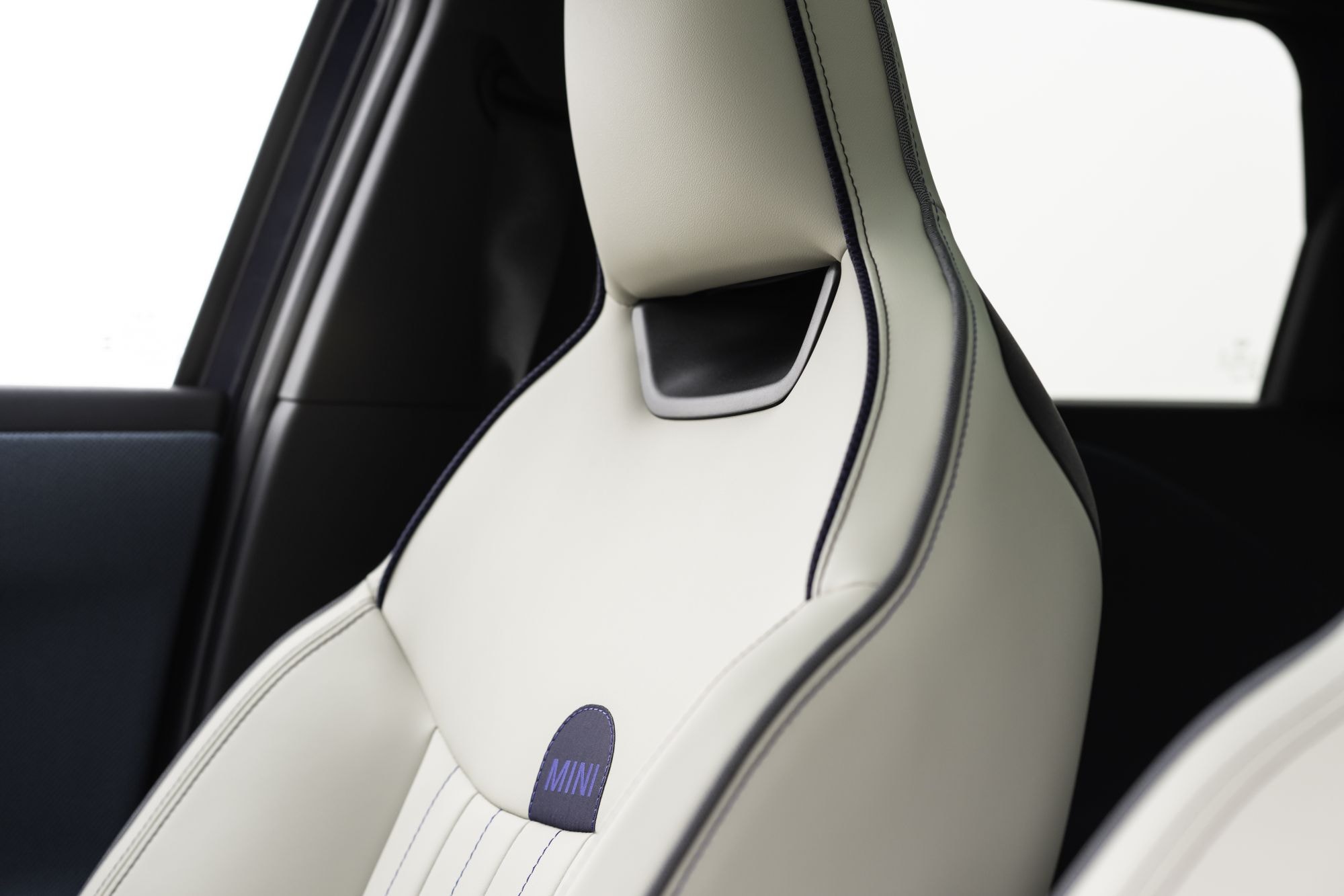 Impresionante vista frontal del MINI Aceman, resaltando su distintiva parrilla y faros.