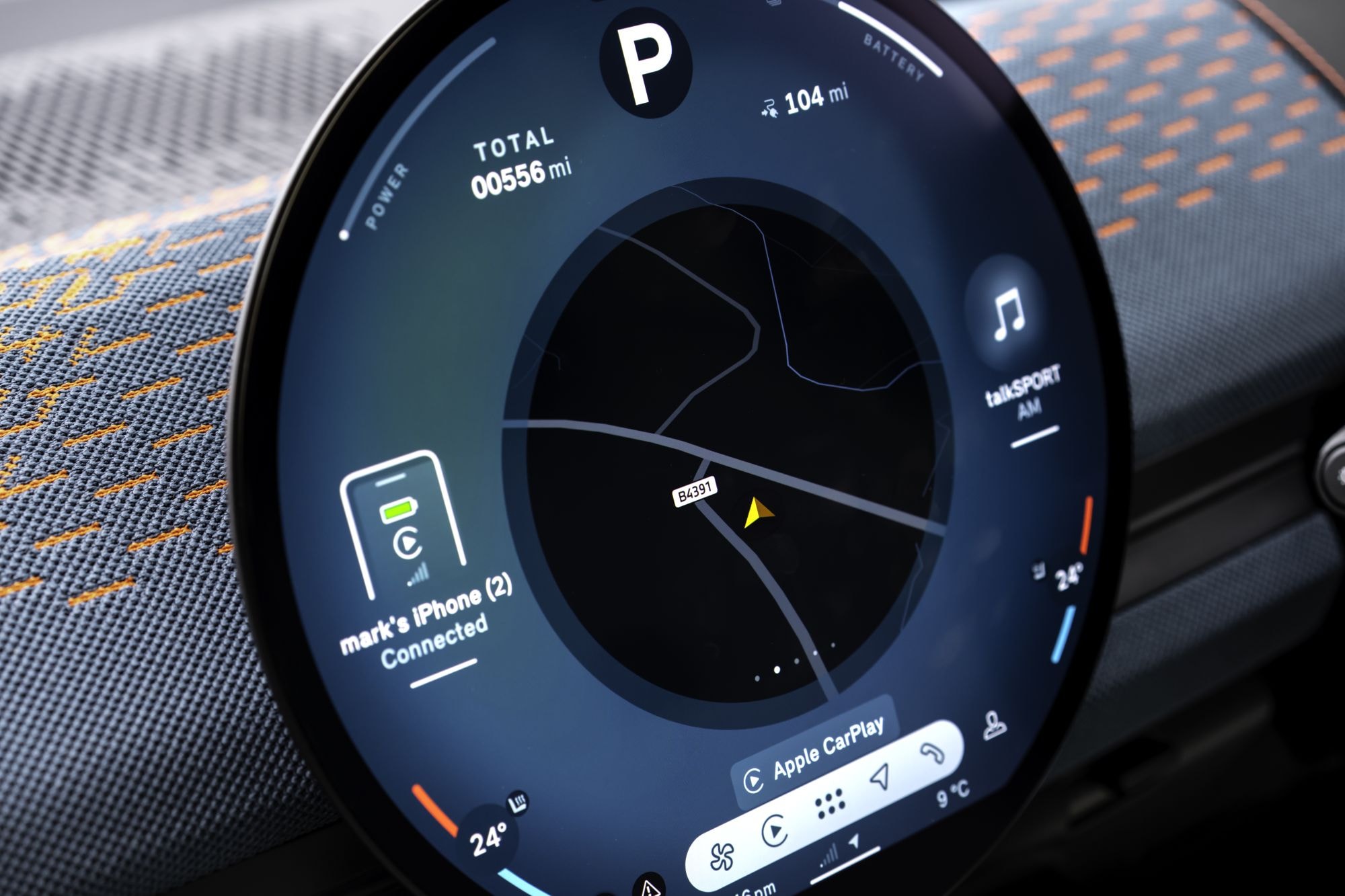 Pantalla de instrumentación que muestra datos de desempeño y energía.