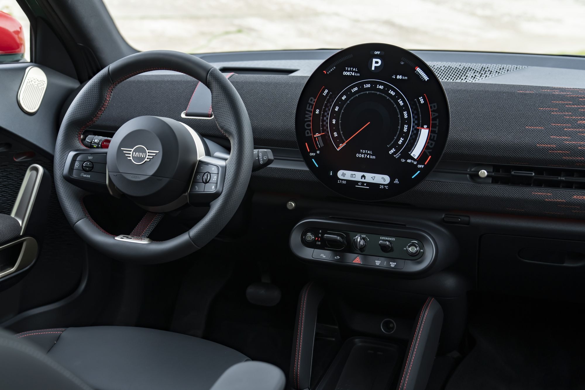 Interior del MINI Aceman, con un diseño moderno y una distribución ergonómica.