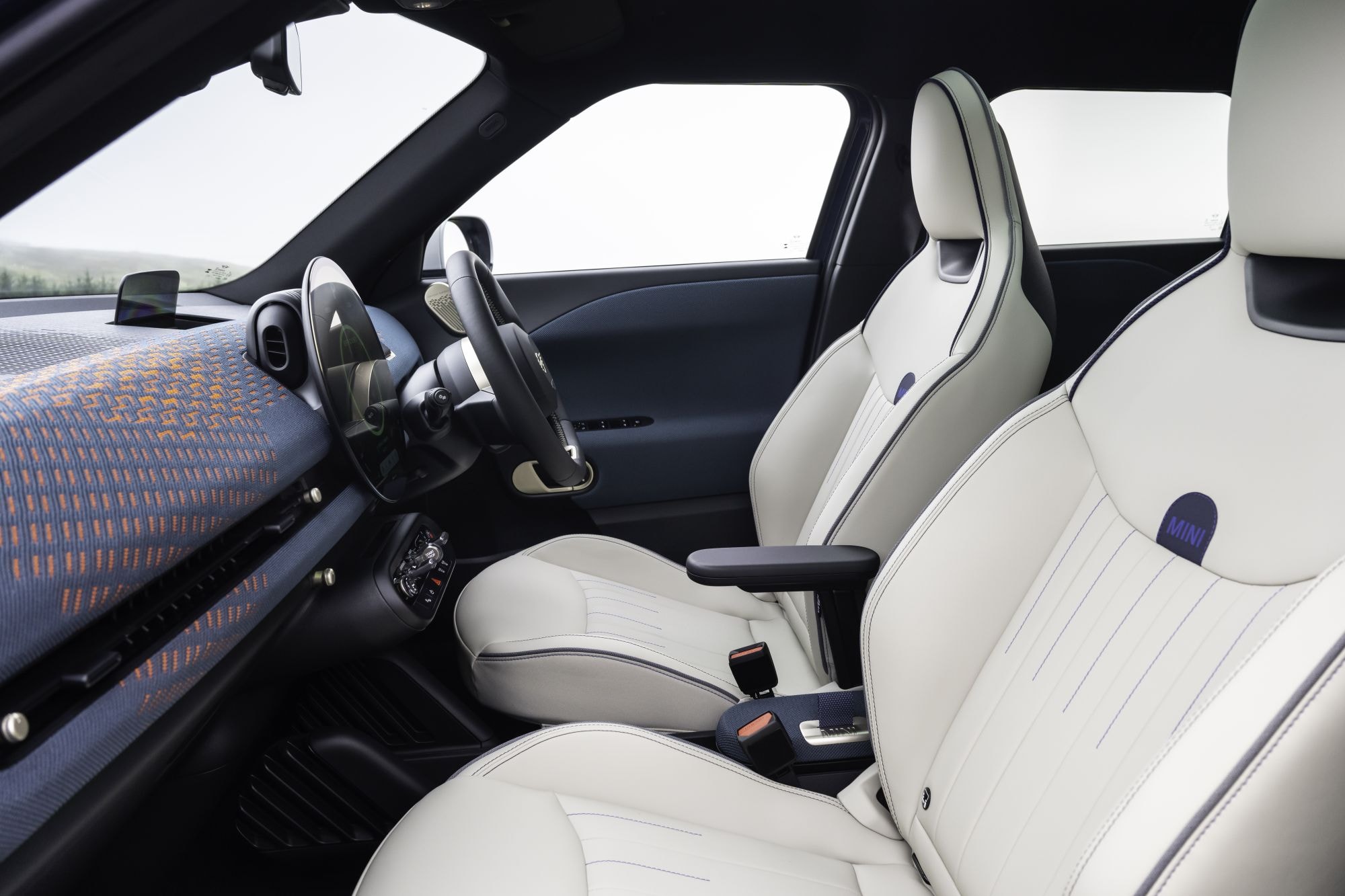 Interior moderno del MINI Aceman, centrado en comodidad y tecnología.