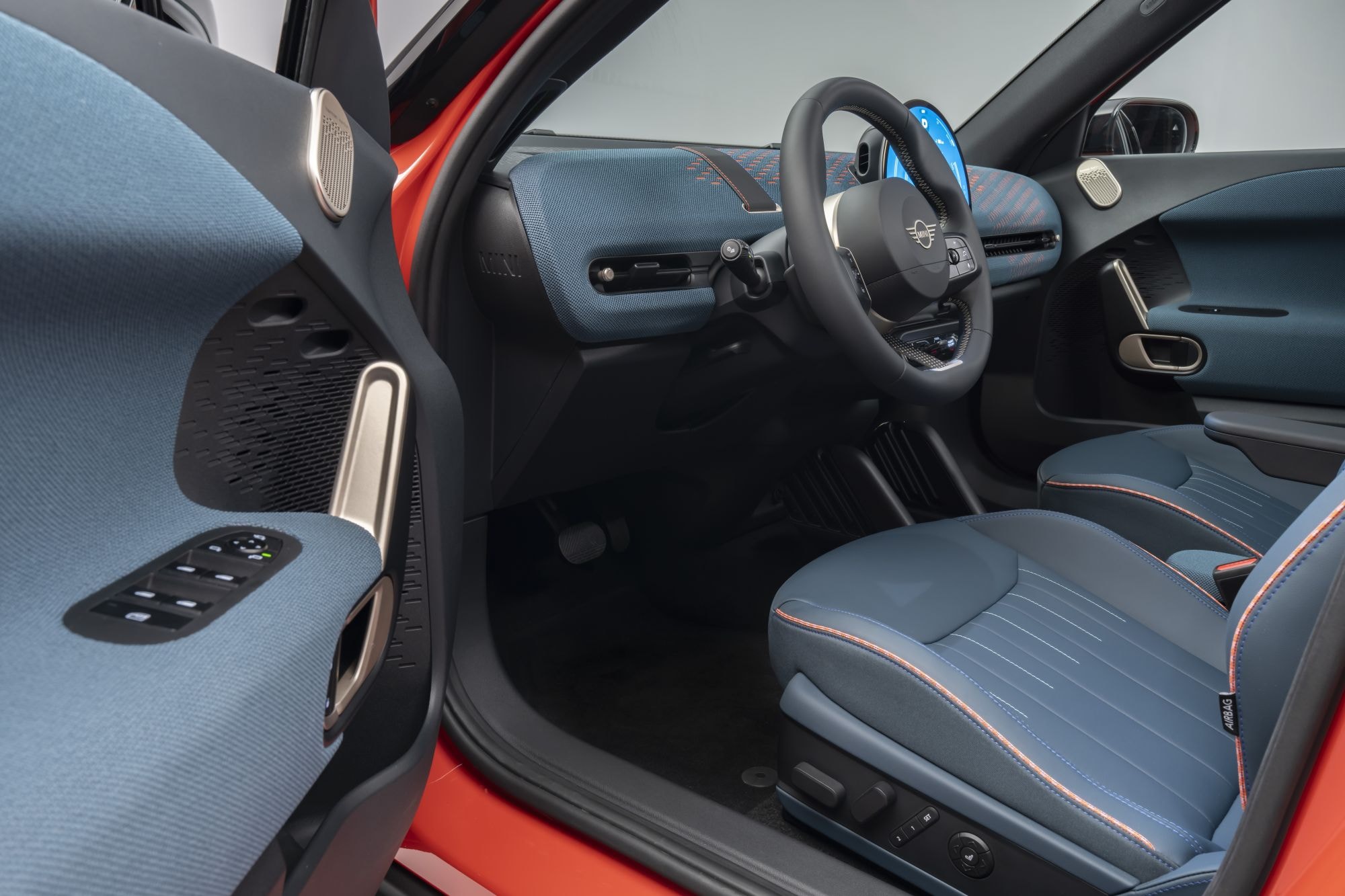 Interior del MINI Aceman con asientos cómodos y un diseño elegante.