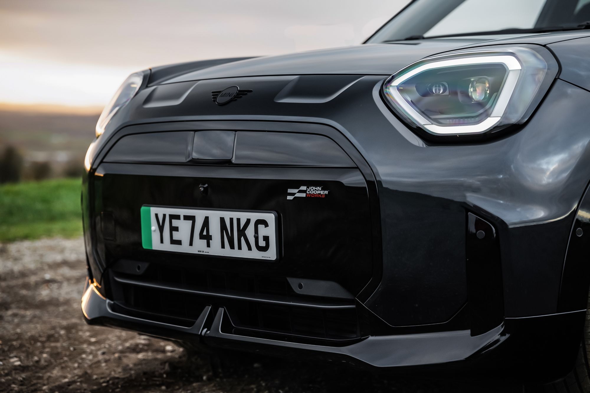 Vista lateral del MINI Aceman, destaca su diseño dinámico y elegante.