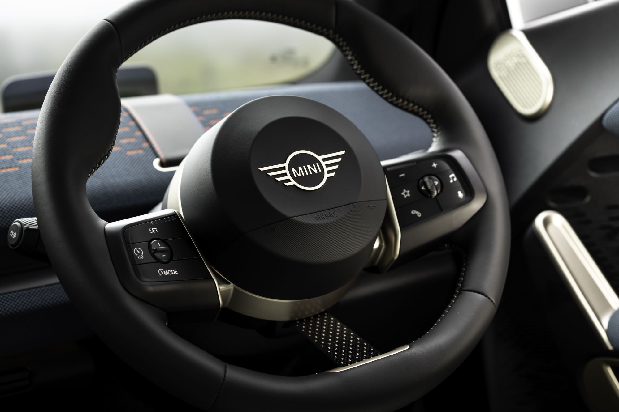 Vista lateral del MINI Aceman, que combina elegancia y deportividad.