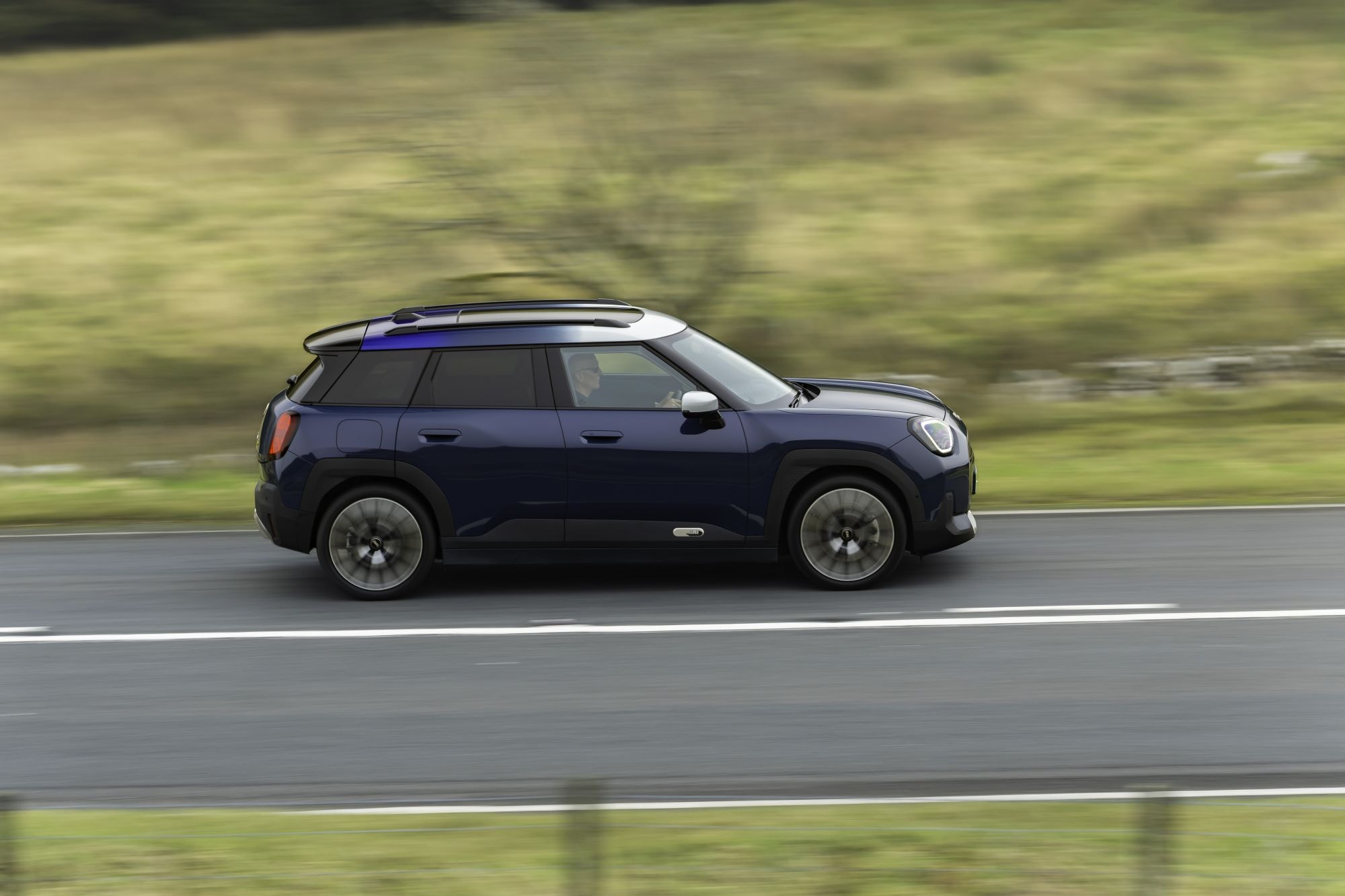Detalle lateral del MINI Aceman, mostrando su robustez estética.