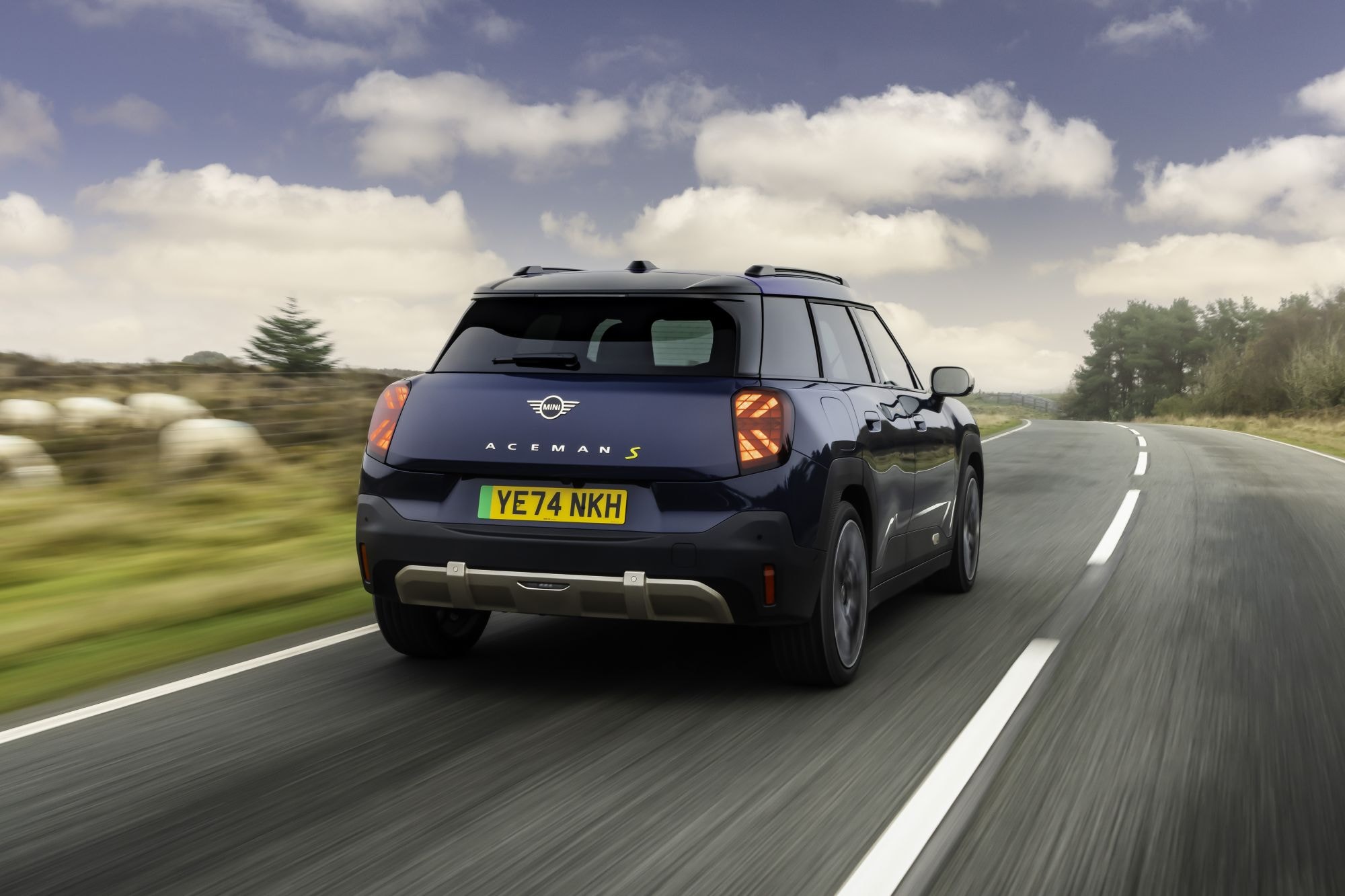 El MINI Aceman en movimiento por carretera, mostrando su agilidad y estilo.