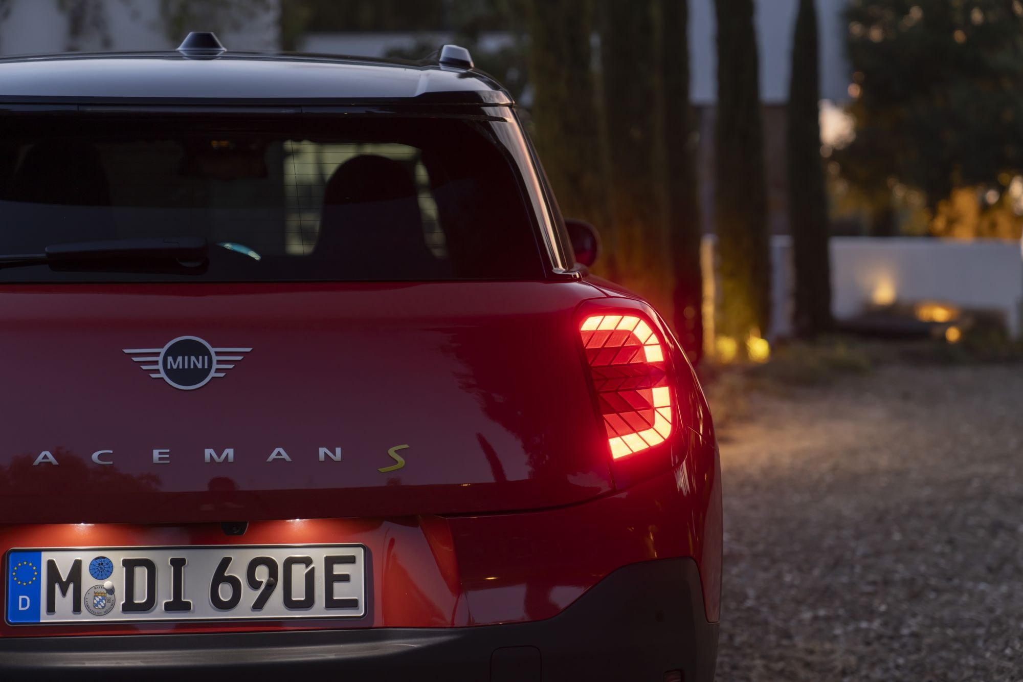 Vista trasera del MINI Aceman al atardecer, resaltando su estilo distintivo.