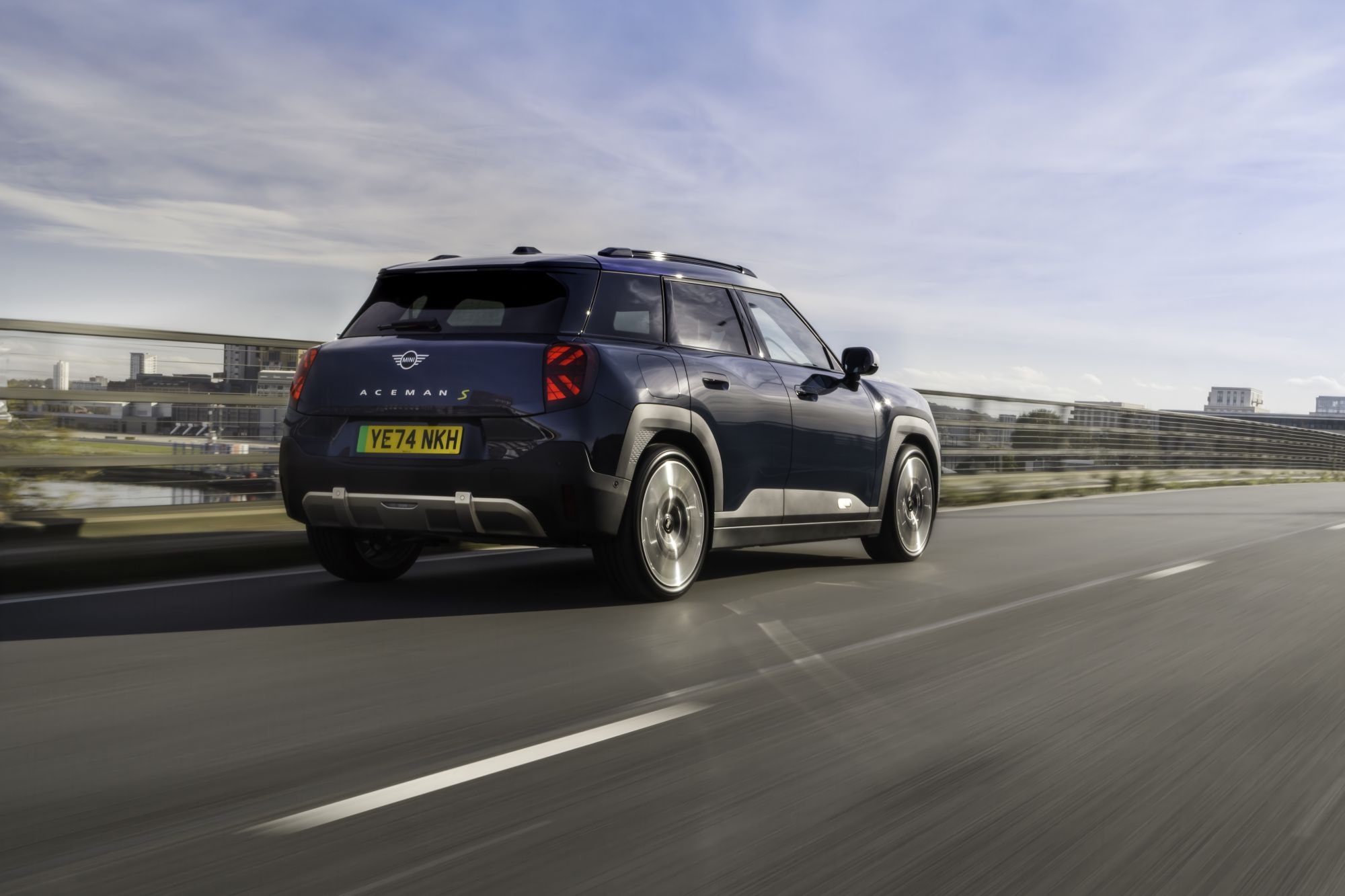 Vista trasera del MINI Aceman, destacando su diseño moderno y aerodinámico.