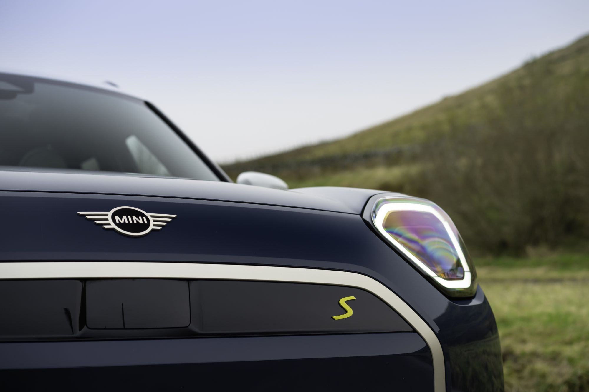 Close-up de la rueda del MINI Aceman, resaltando su diseño elegante y estilizado.