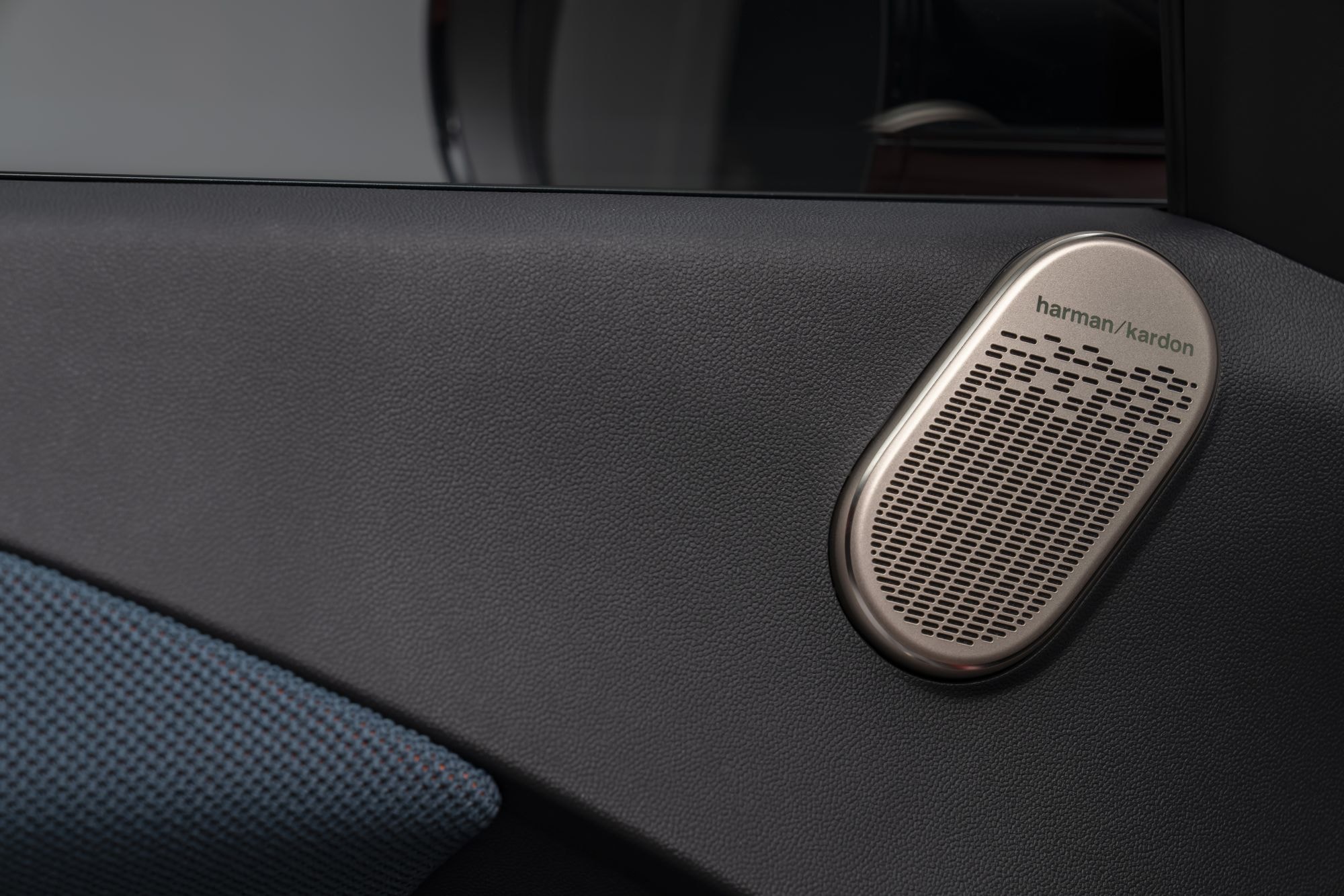 Detalle del altavoz Harman Kardon en el MINI Aceman, un toque de sofisticación.