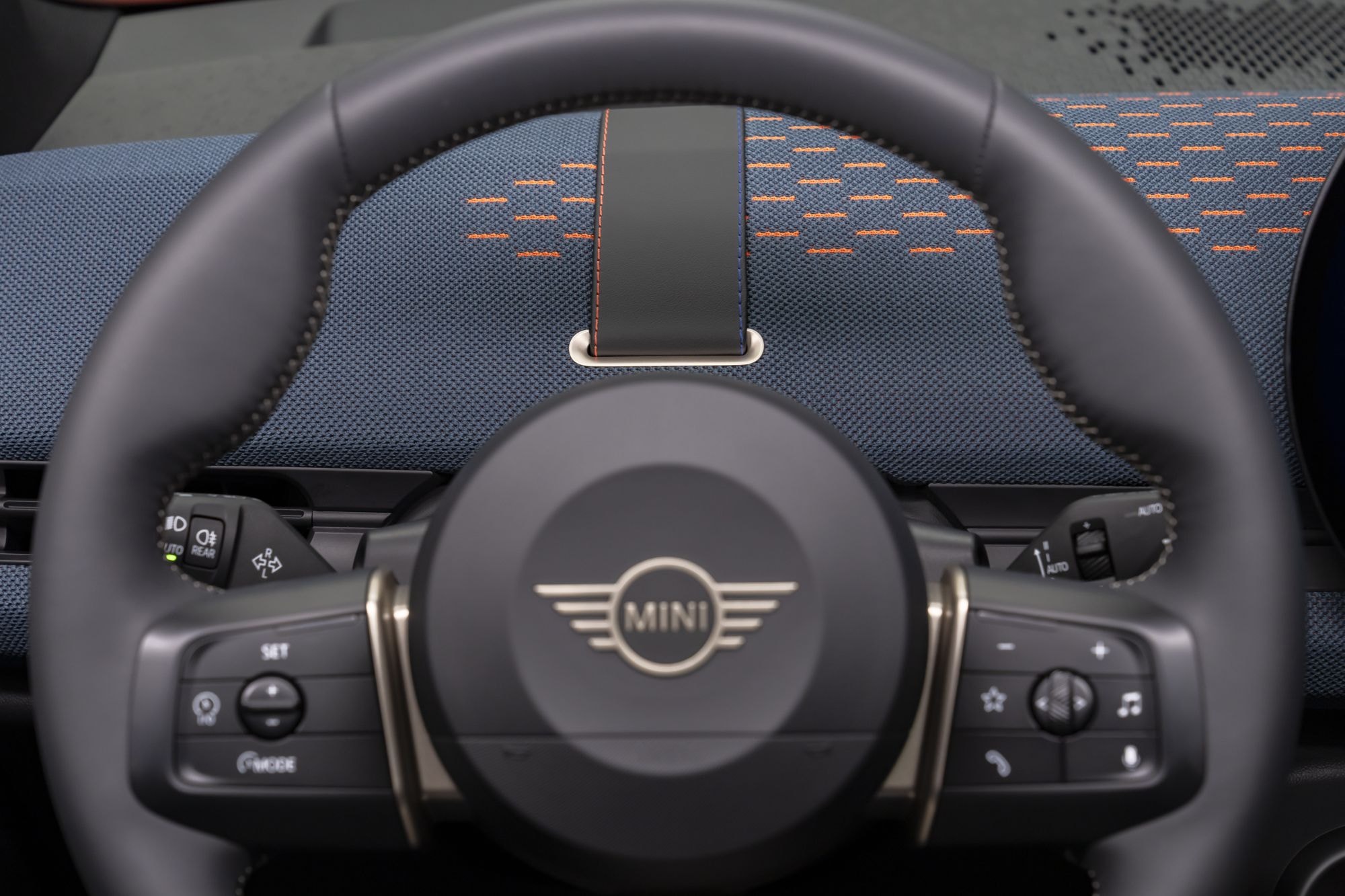 Volante del MINI Aceman con controles intuitivos y diseño distintivo.