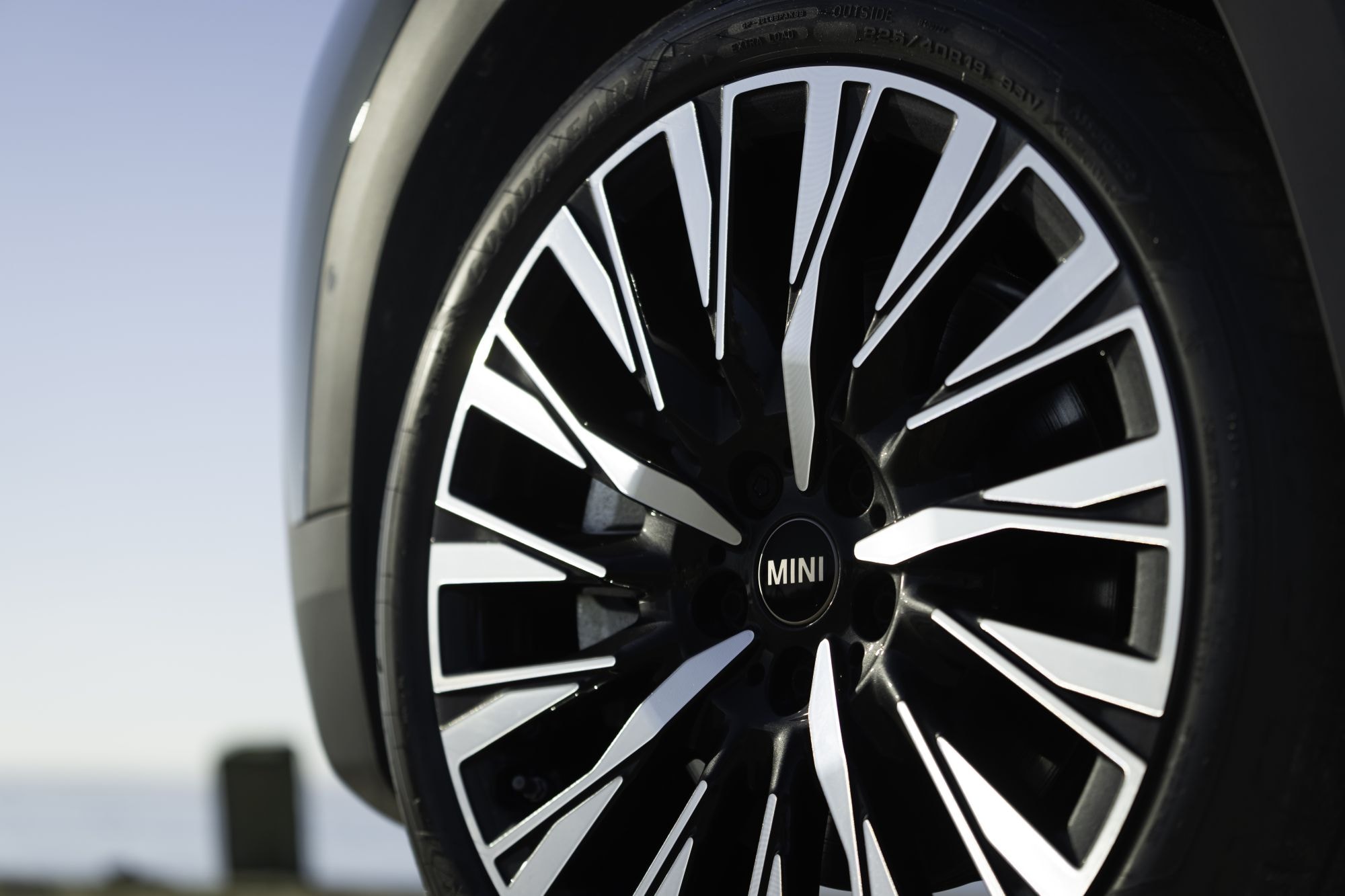 Vista lateral del techo del MINI Aceman, destacando su diseño aerodinámico.