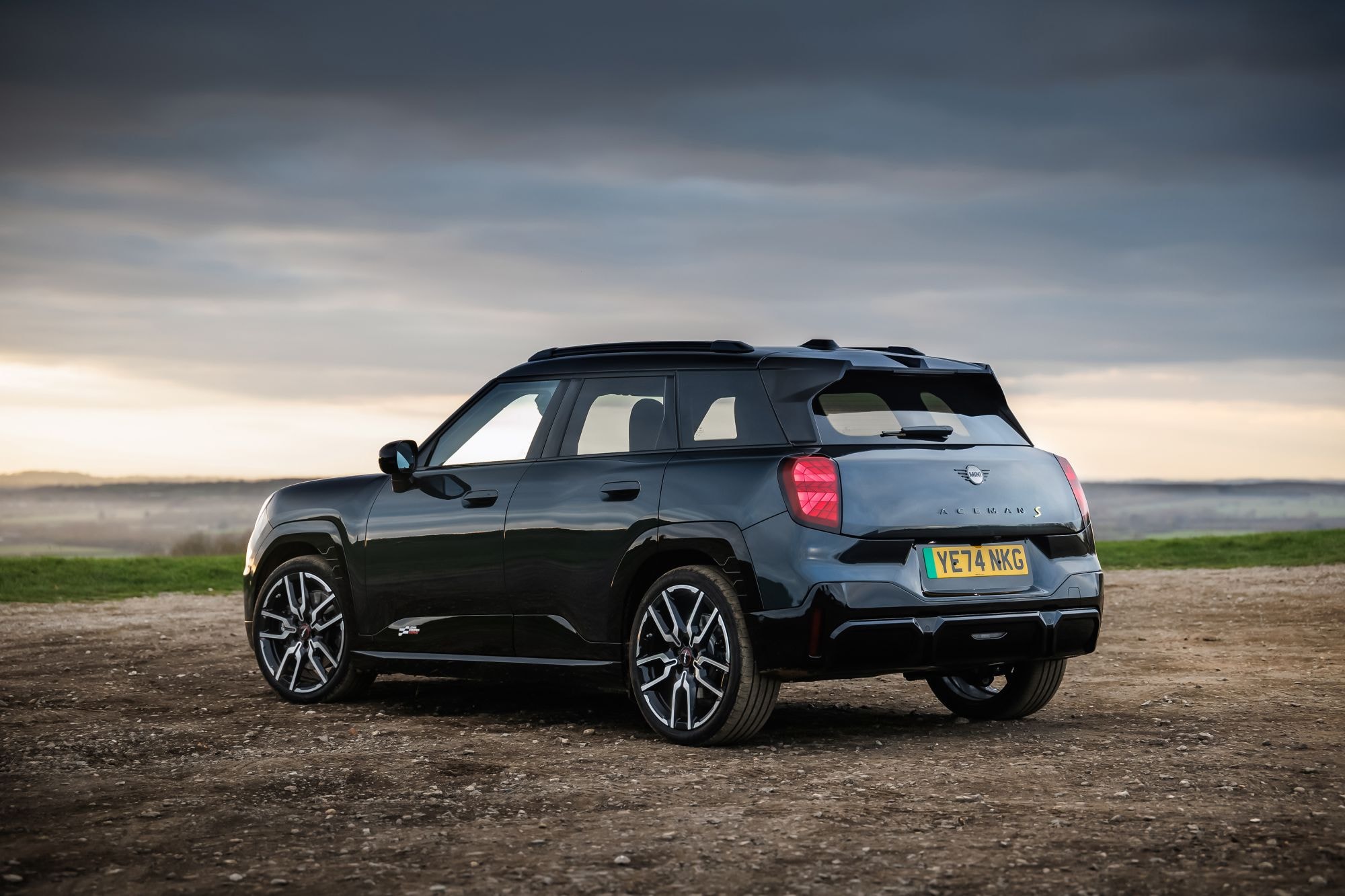 Vista trasera que muestra la robustez y distinción del Aceman.