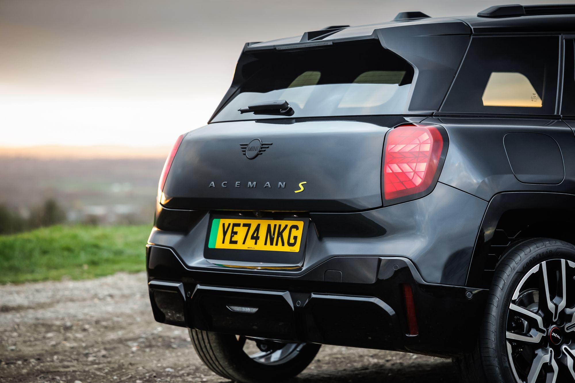 Diseño trasero del MINI Aceman, que combina estilo y funcionalidad.