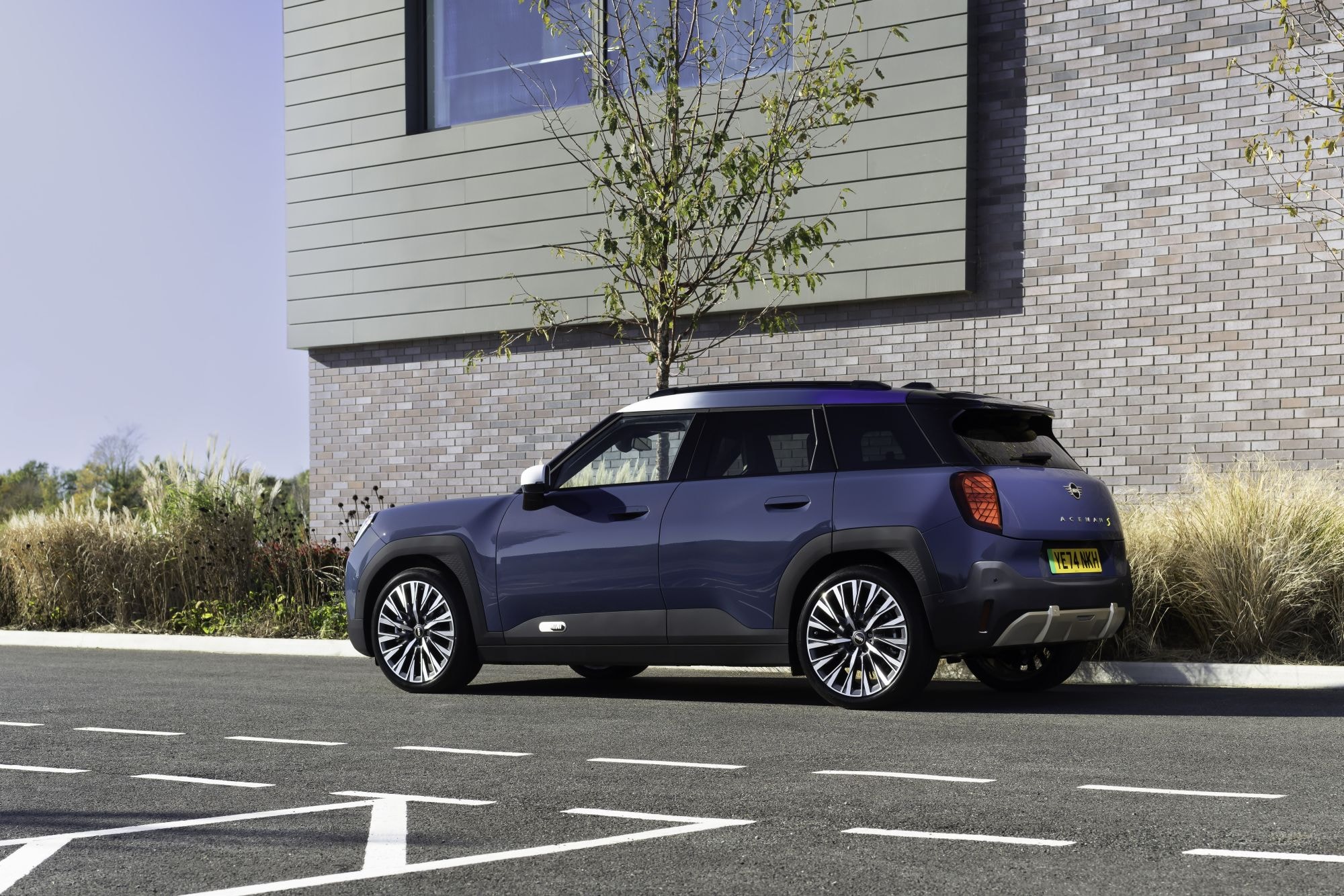 Atrás, el Aceman combina modernidad y elegancia en su diseño.