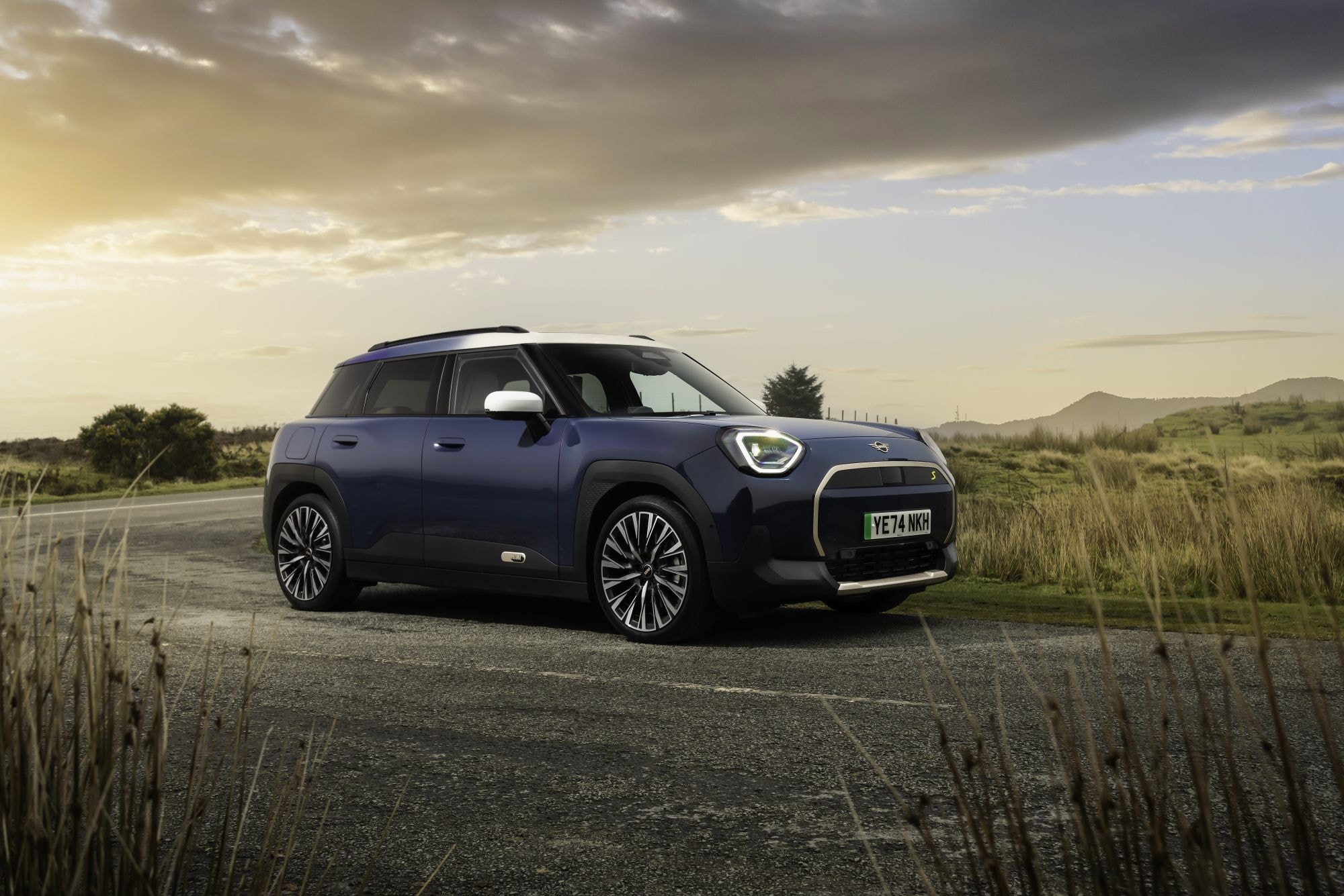 El MINI Aceman en movimiento, mostrando su agilidad en carretera.