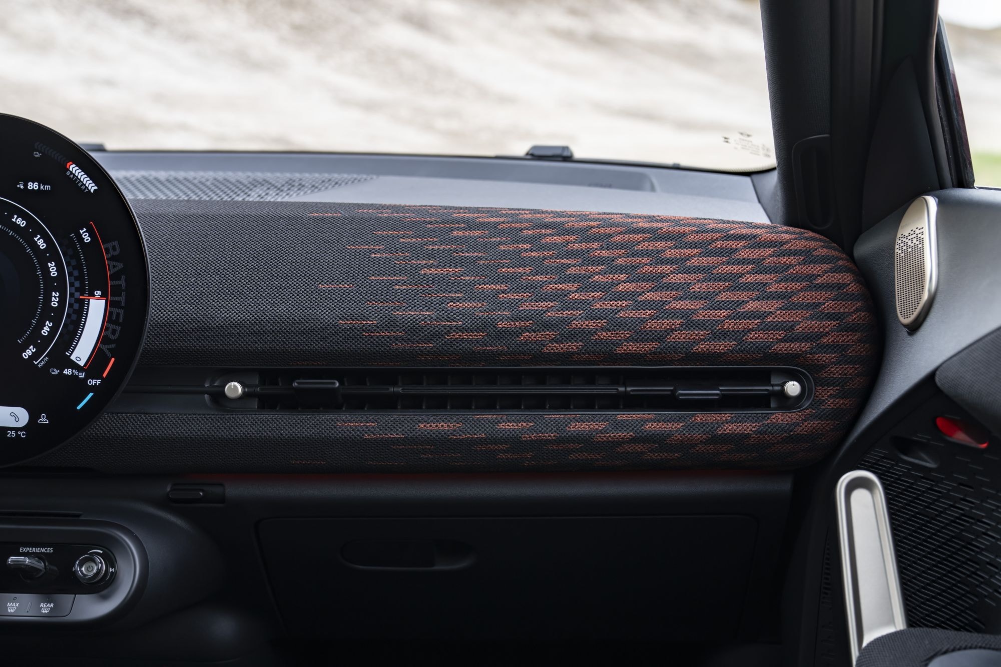 Ángulo trasero-lateral que muestra la elegancia de sus líneas y acabados.