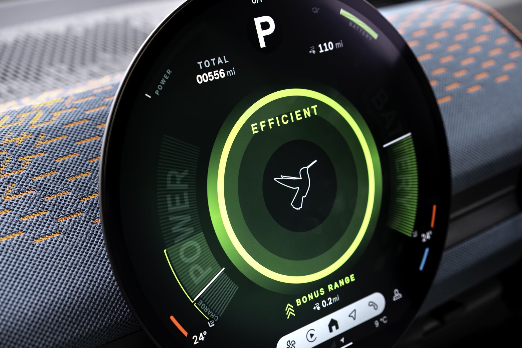 Primer plano del volante, destacando su diseño ergonómico.
