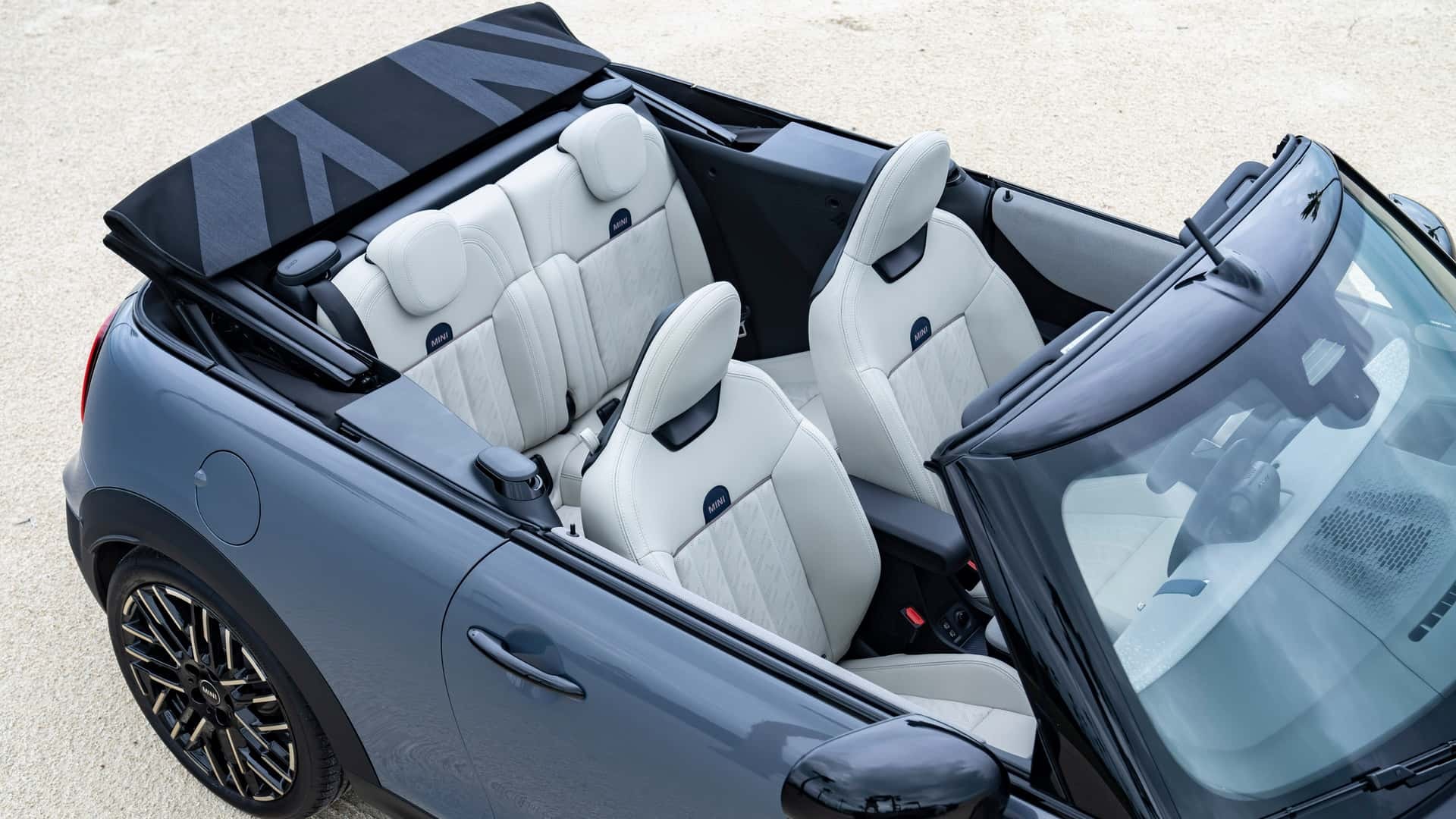 Toma aérea del interior enfocando los asientos y el techo plegable del MINI Cabrio.