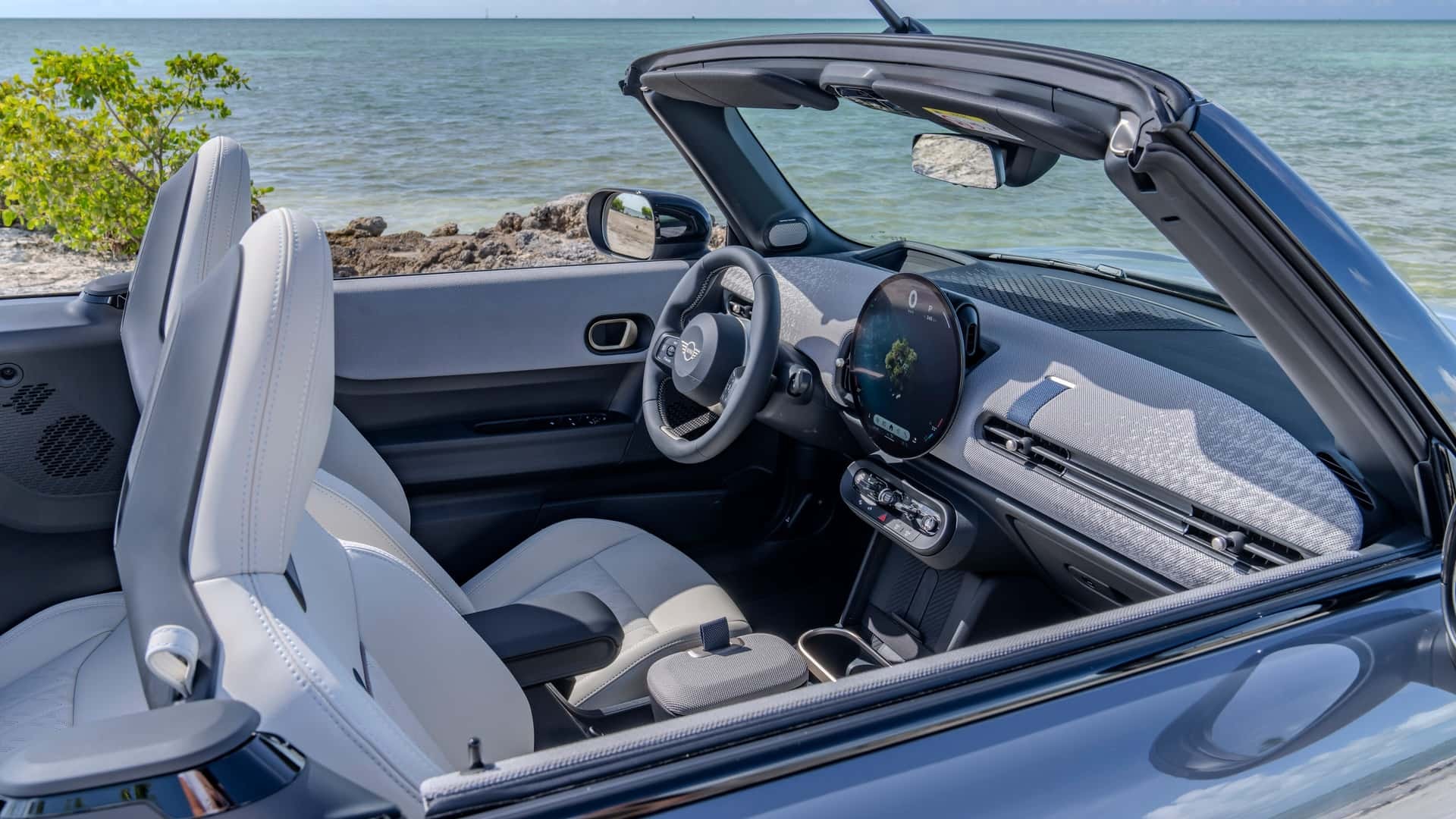 Vista interior detallada del MINI Cabrio, que resalta la calidad y diseño de sus asientos.