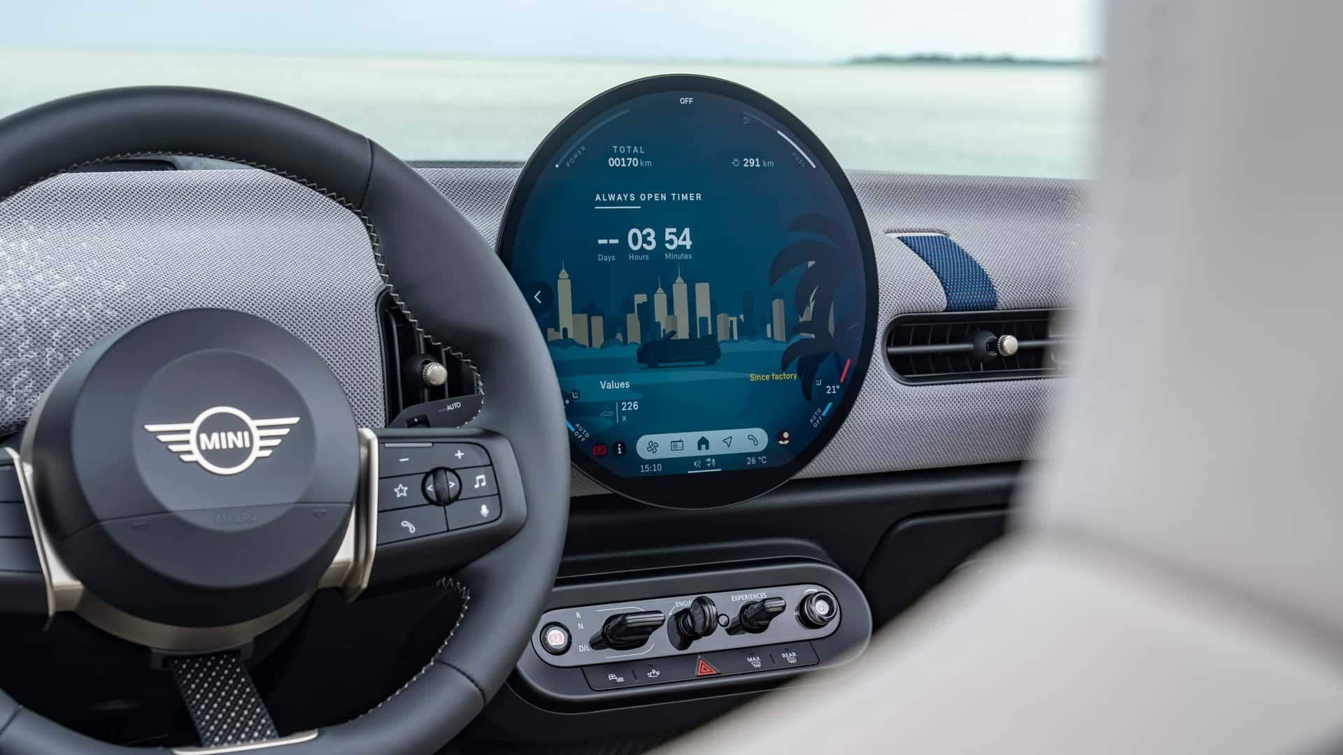 Primer plano del cuadro de mandos digital que destaca la tecnología del MINI Cabrio.