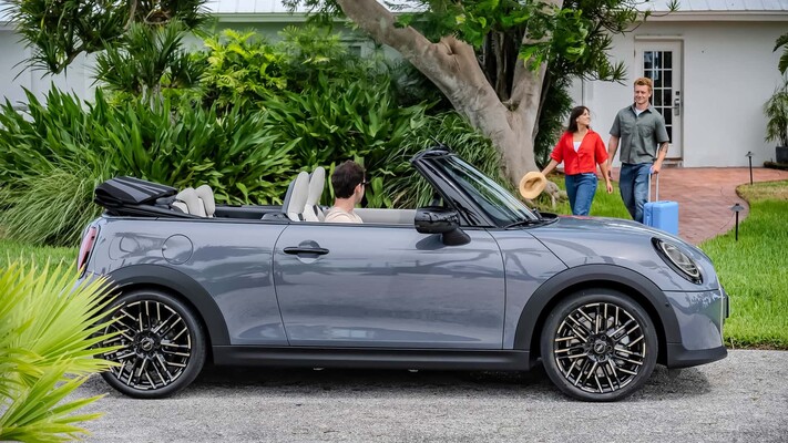 MINI Cabrio parado, con el techo plegado, integrándose perfectamente en el ambiente familiar. MINI Cabrio parado, con el techo plegado, integrándose perfectamente en el ambiente familiar.