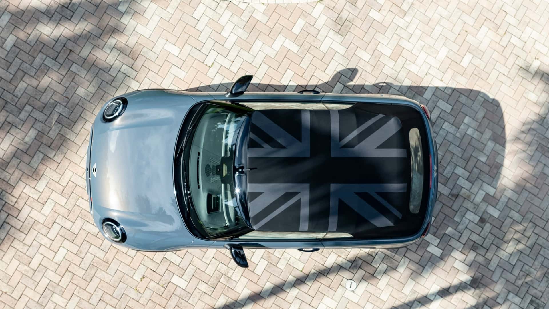 Detalle del techo plegable del MINI Cabrio con un diseño de la bandera del Reino Unido.