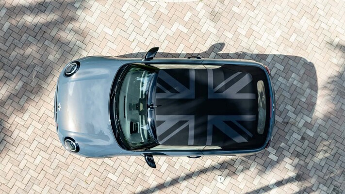 Detalle del techo plegable del MINI Cabrio con un diseño de la bandera del Reino Unido. Detalle del techo plegable del MINI Cabrio con un diseño de la bandera del Reino Unido.