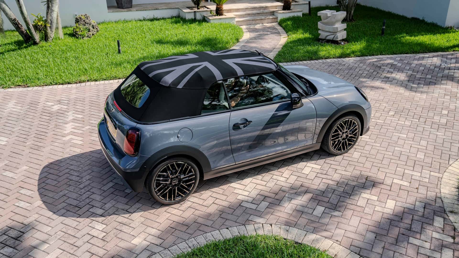 Vista aérea del MINI Cabrio que permite apreciar el diseño de su techo y línea lateral.